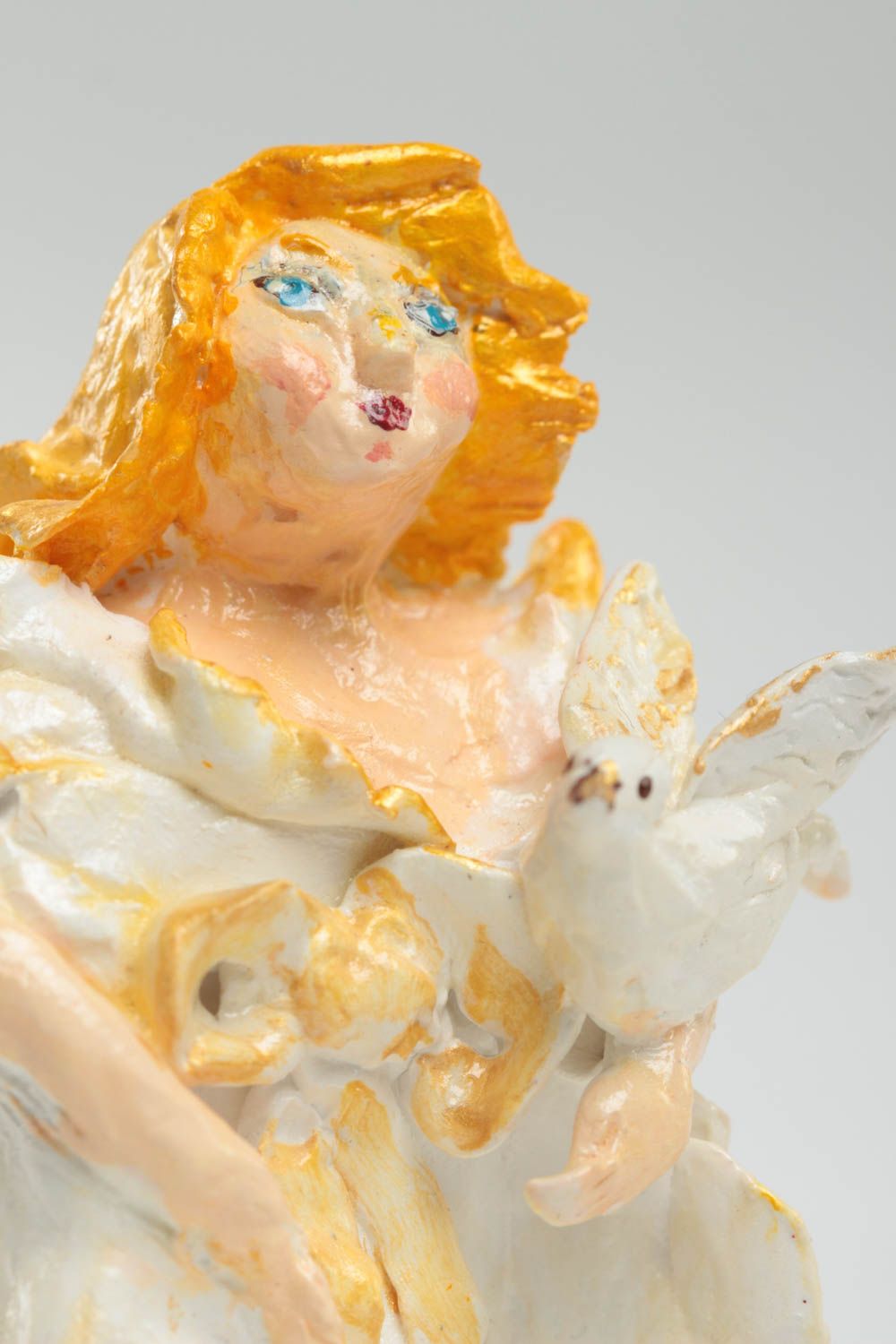 Bemalte künstlerische Statuette aus Polymerton Engel mit Taube Handarbeit foto 3