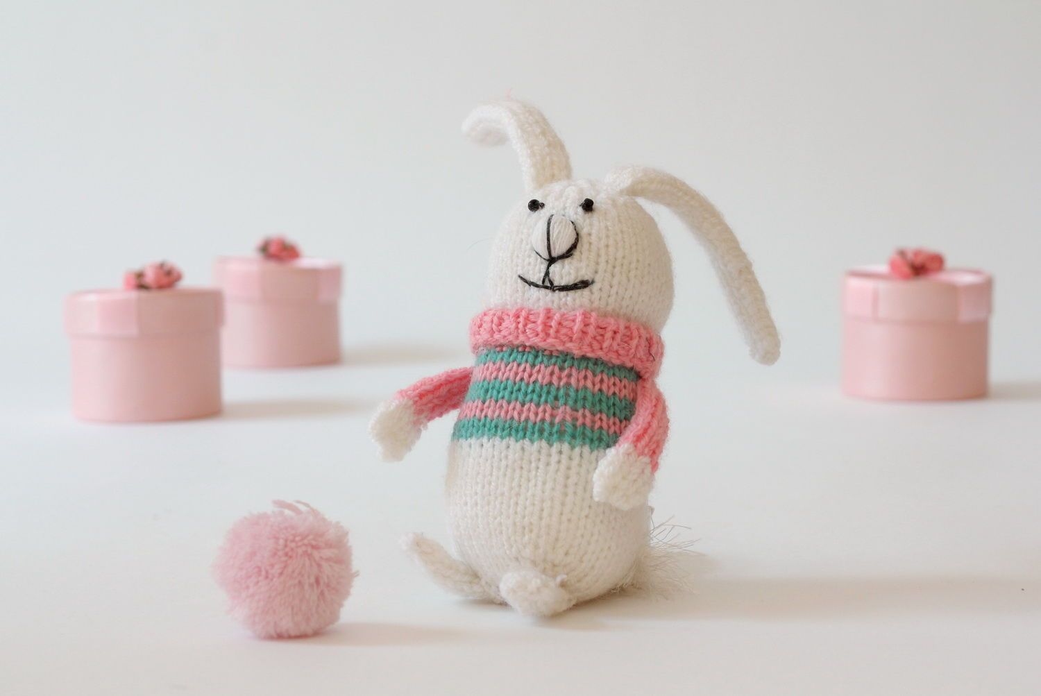 Вязаная игрушка Зайчонок в розово-зеленом свитере фото 5