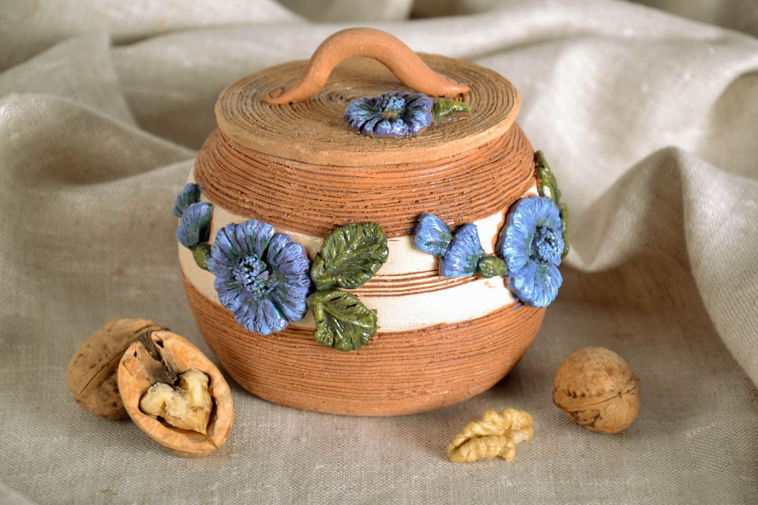 Pote de argila feito à mão Açucareiro decorado com flores moldadas pintadas com tinta acrílicas foto 1