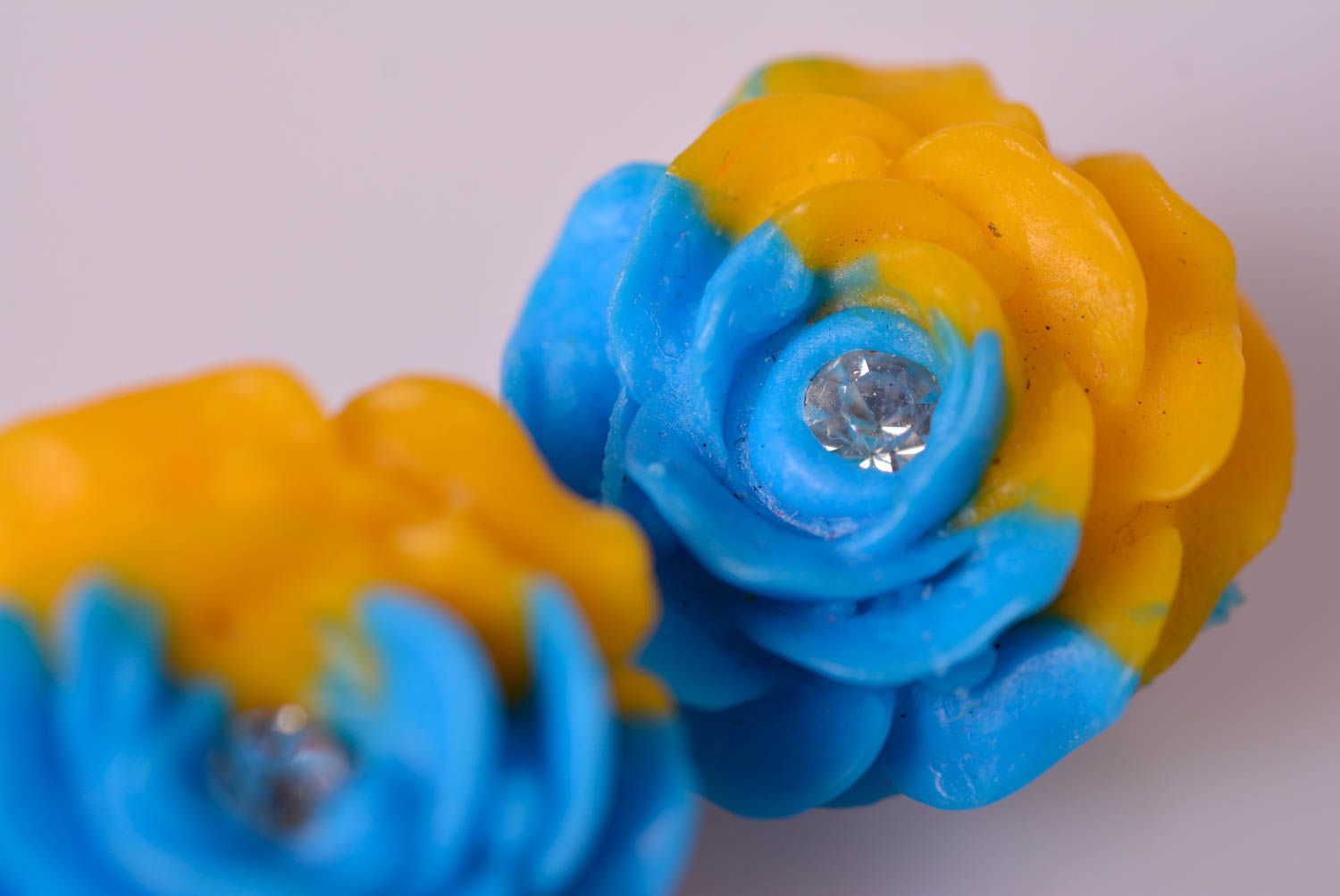 Модные серьги украшение ручной работы серьги клипсы из пластики желто-голубые фото 5