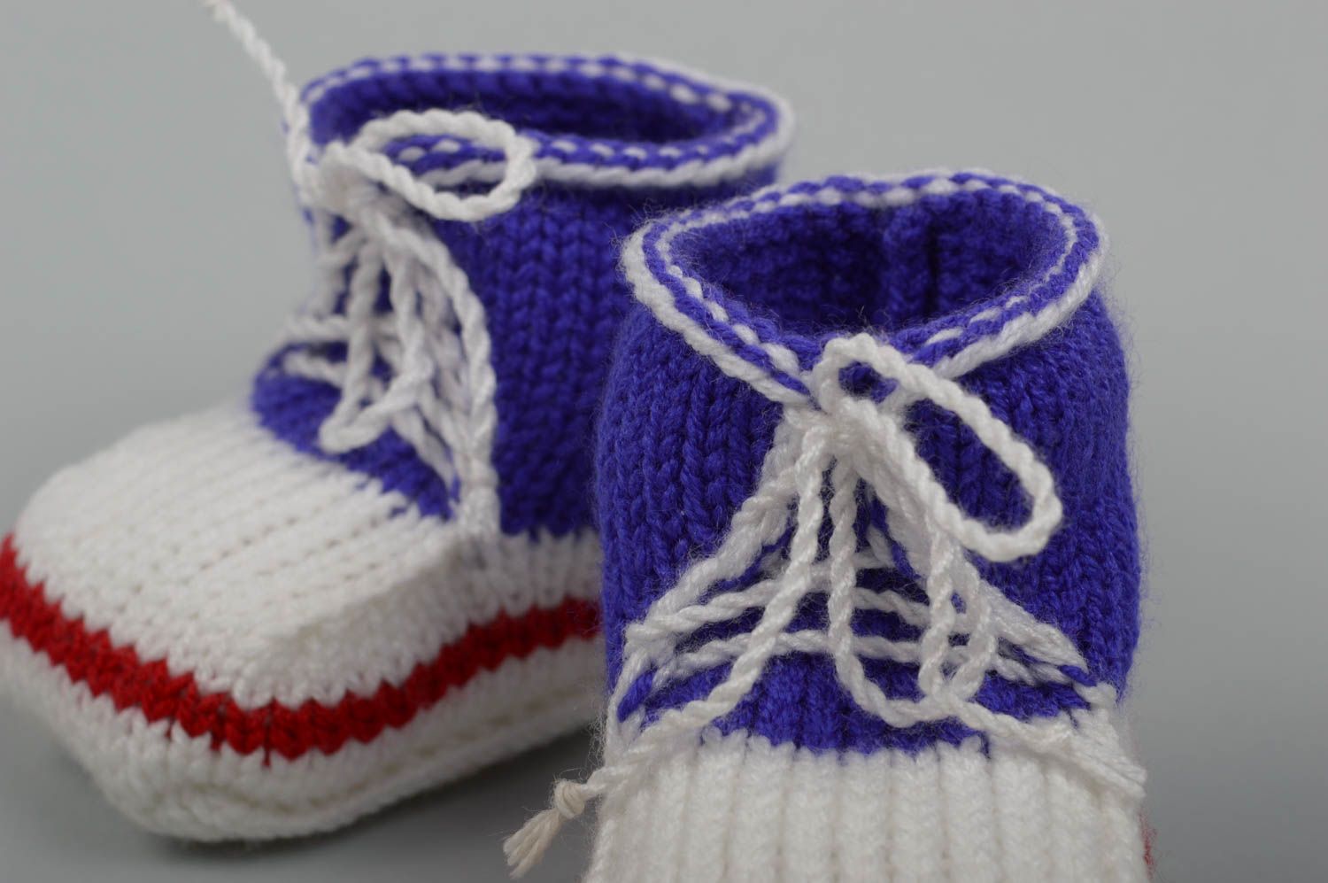Chaussons bébé fait main Accessoire bébé bleu blanc rouge Pantoufle tricot photo 2