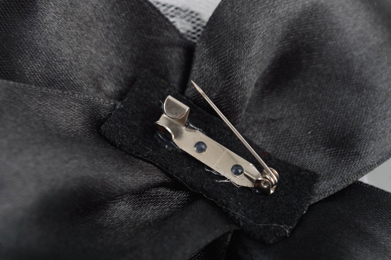 Broche fantaisie faite main Bijoux artisanaux noir Accessoire pour femme photo 4