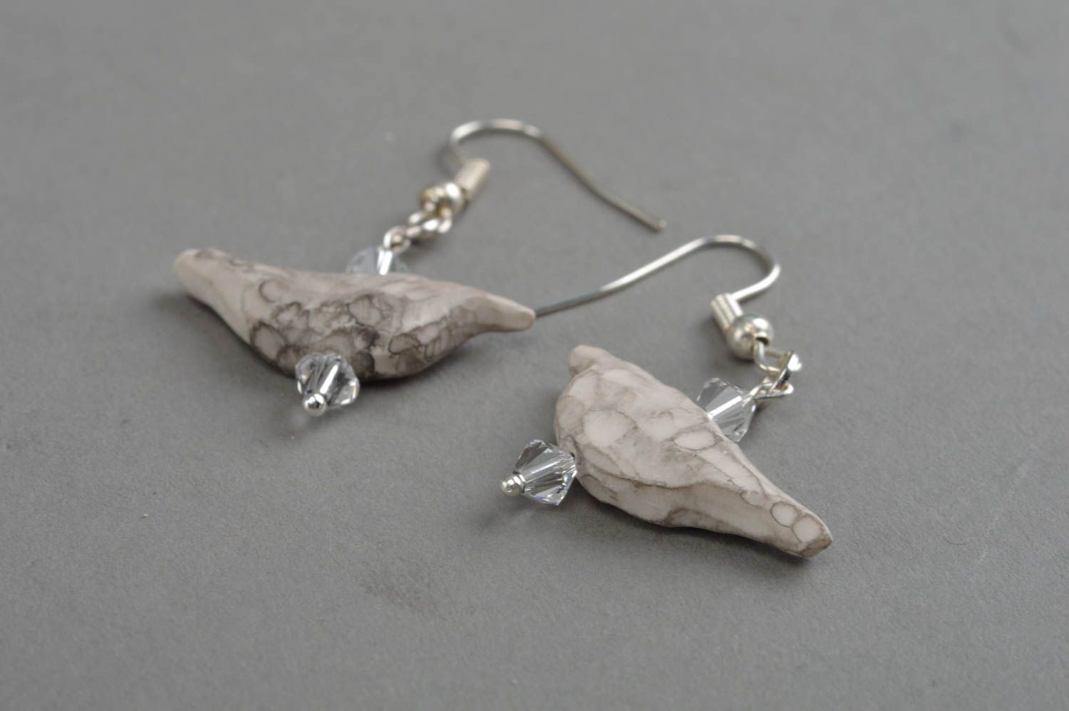 Boucles d'oreilles en pâte polymère et perles fantaisie faites main Oiseaux gris photo 3