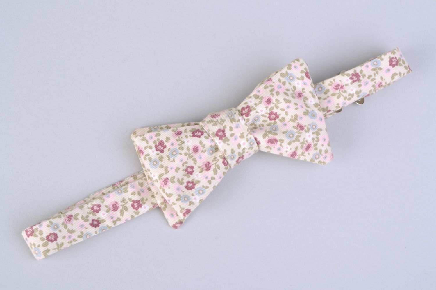 Handmade bow tie sewn of American cotton with lilac flower pattern unisex photo 3