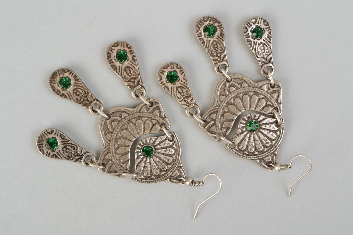 Boucles d'oreilles métalliques pendantes femme faites main avec strass verts photo 3