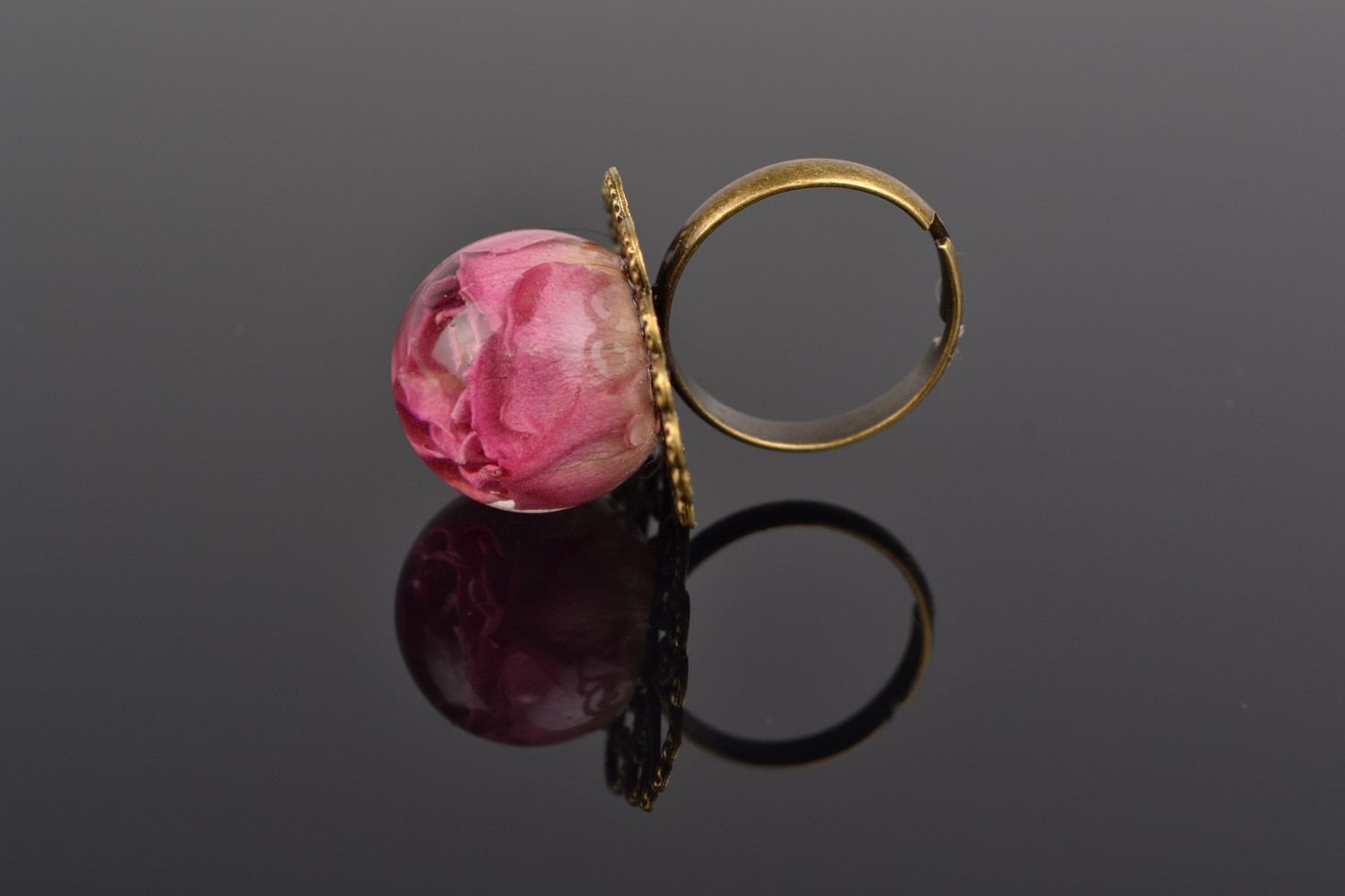 Кольцо с розой в эпоксидной смоле ручной работы винтажное женское красивое фото 5