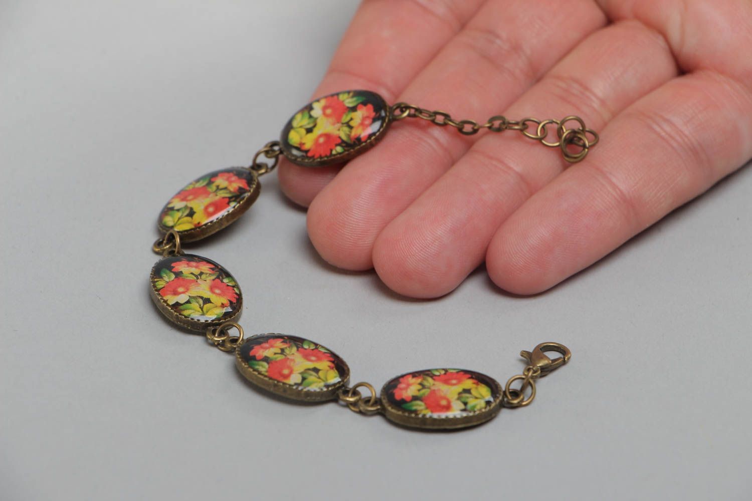 Bracelet en résine large en éléments ovales avec impressions florales fait main photo 5