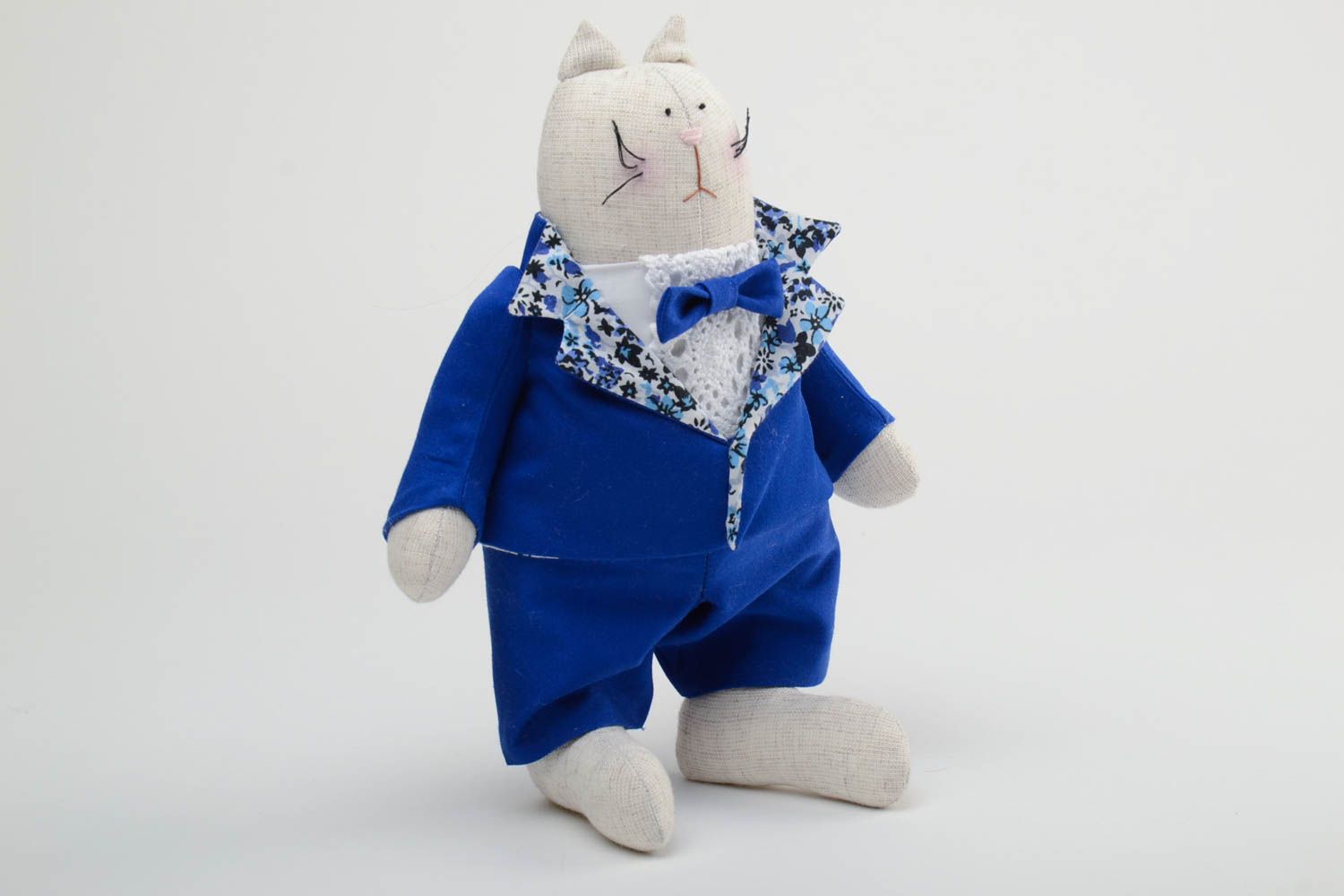 Beau jouet mou fait main en forme de chat en costume réalisé en lin et coton photo 2