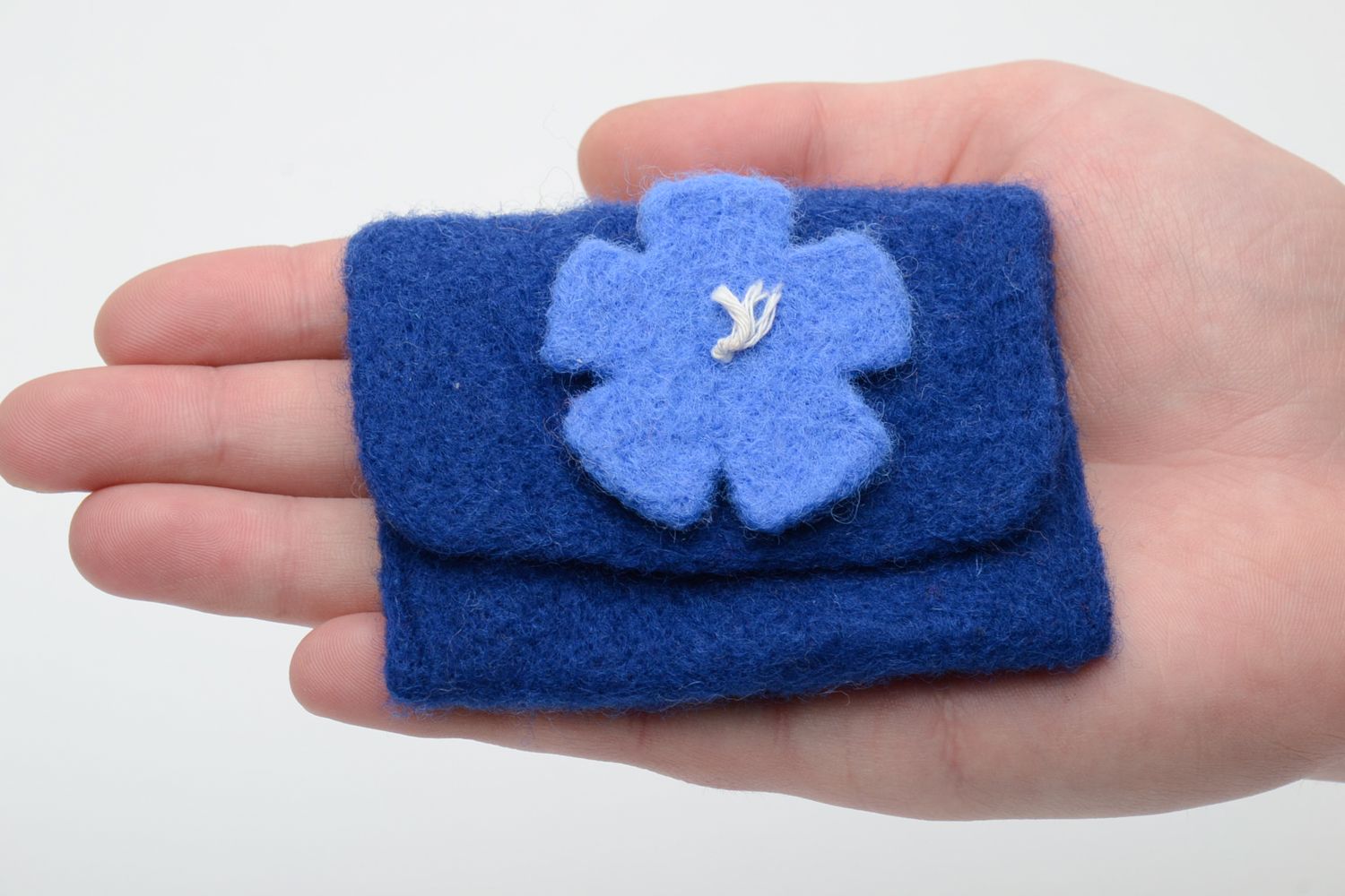 Portefeuille en laine naturelle bleu avec fleur feutrage à sec photo 5
