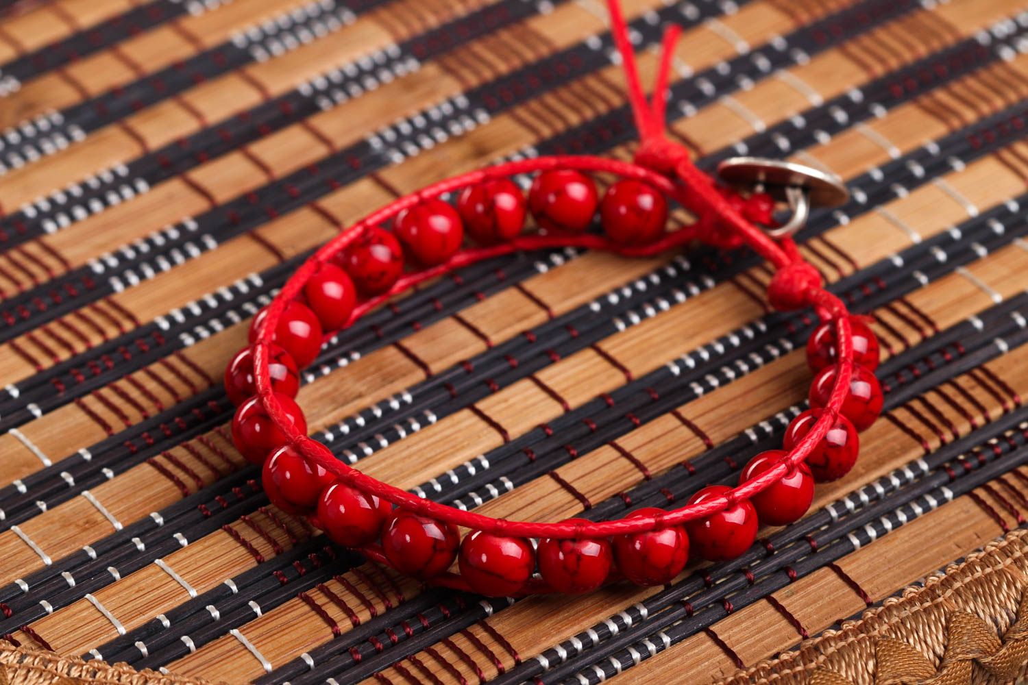 Bracelet en corail et cordon Bijou fait main rouge original Cadeau pour femme photo 1