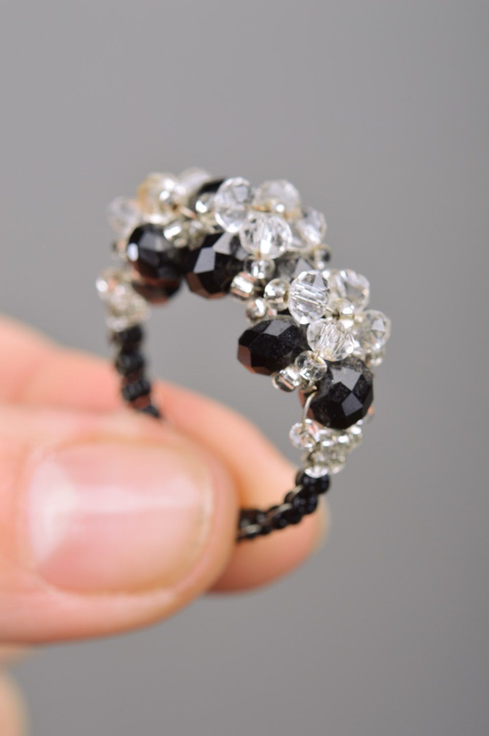 Handgemachtes schwarz weißer Ring aus Glasperlen mit Blumen für Damen Handarbeit foto 3