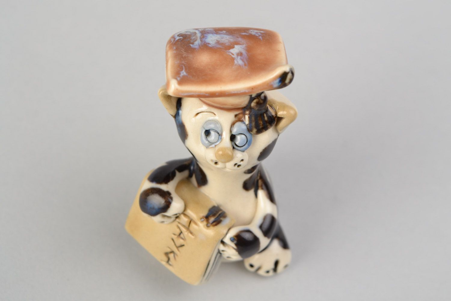 Figura de cerámica hecha a mano y pintada con barniz multicolor gato sabio foto 3