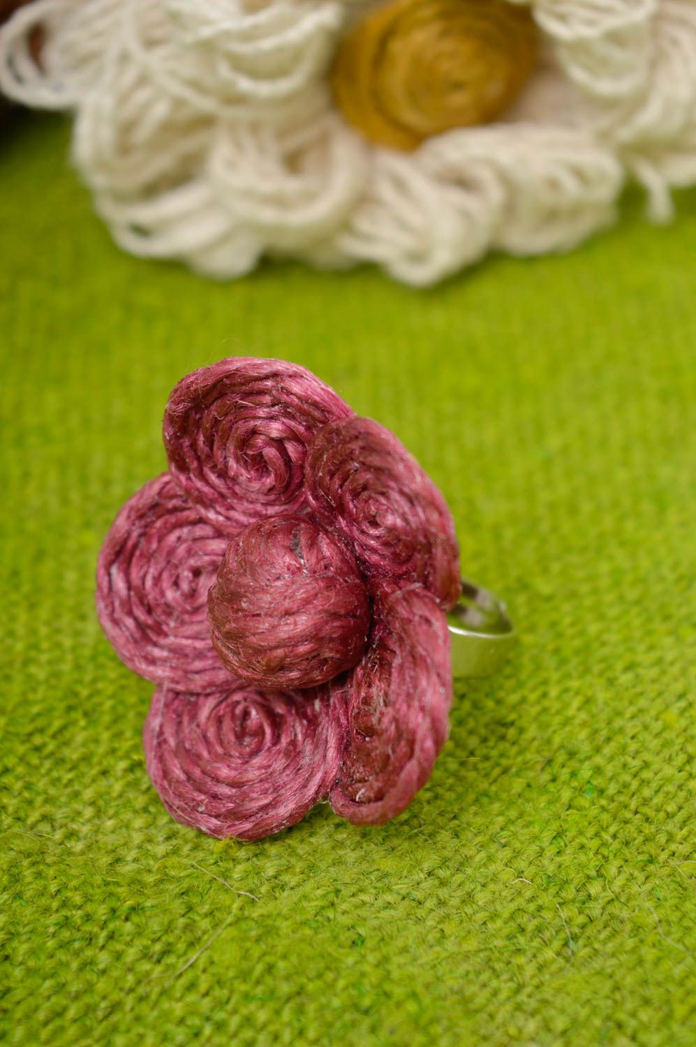 Bague fleur rose Bijou fait main en ficelle et métal Petit cadeau femme photo 1