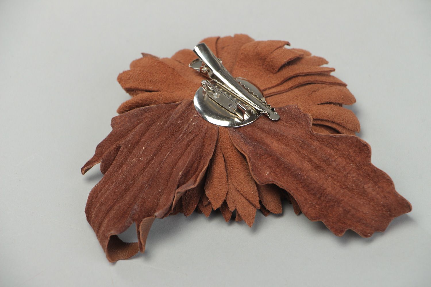 Broche grande fleur marron en cuir naturel faite main originale design photo 3