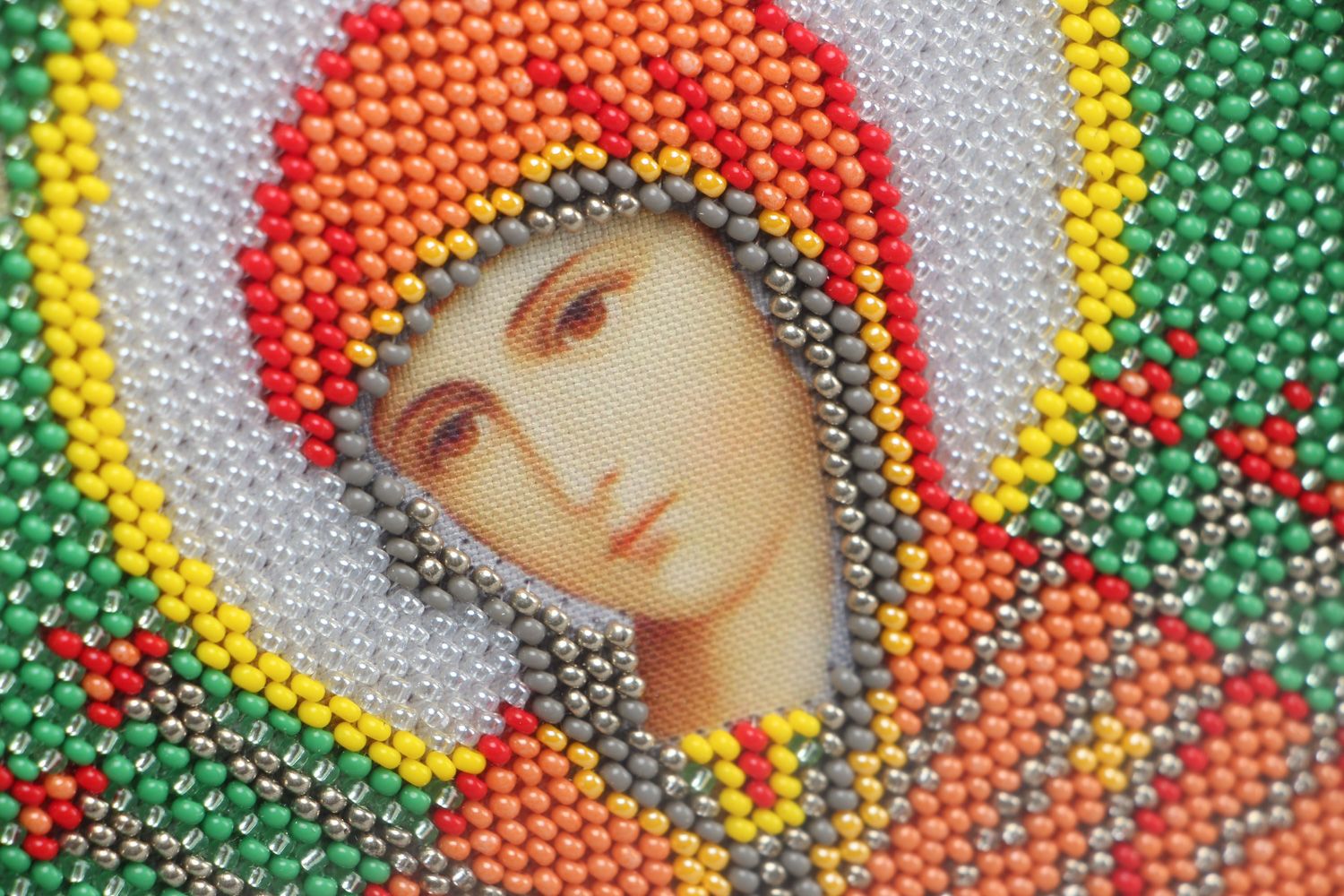 Handgemachte bestickte Ikone von Gottes Mutter aus Glasperlen im Rahmen foto 2