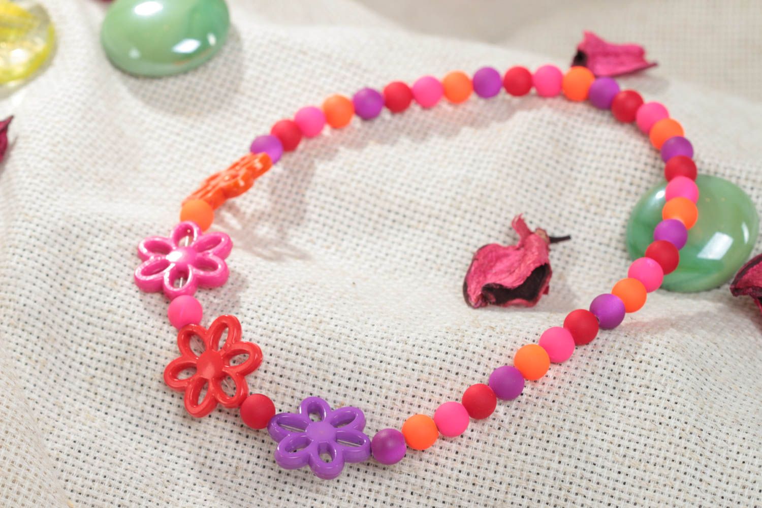 Collier en perles plastiques fait main rose-violet avec fleurs pour enfant photo 1