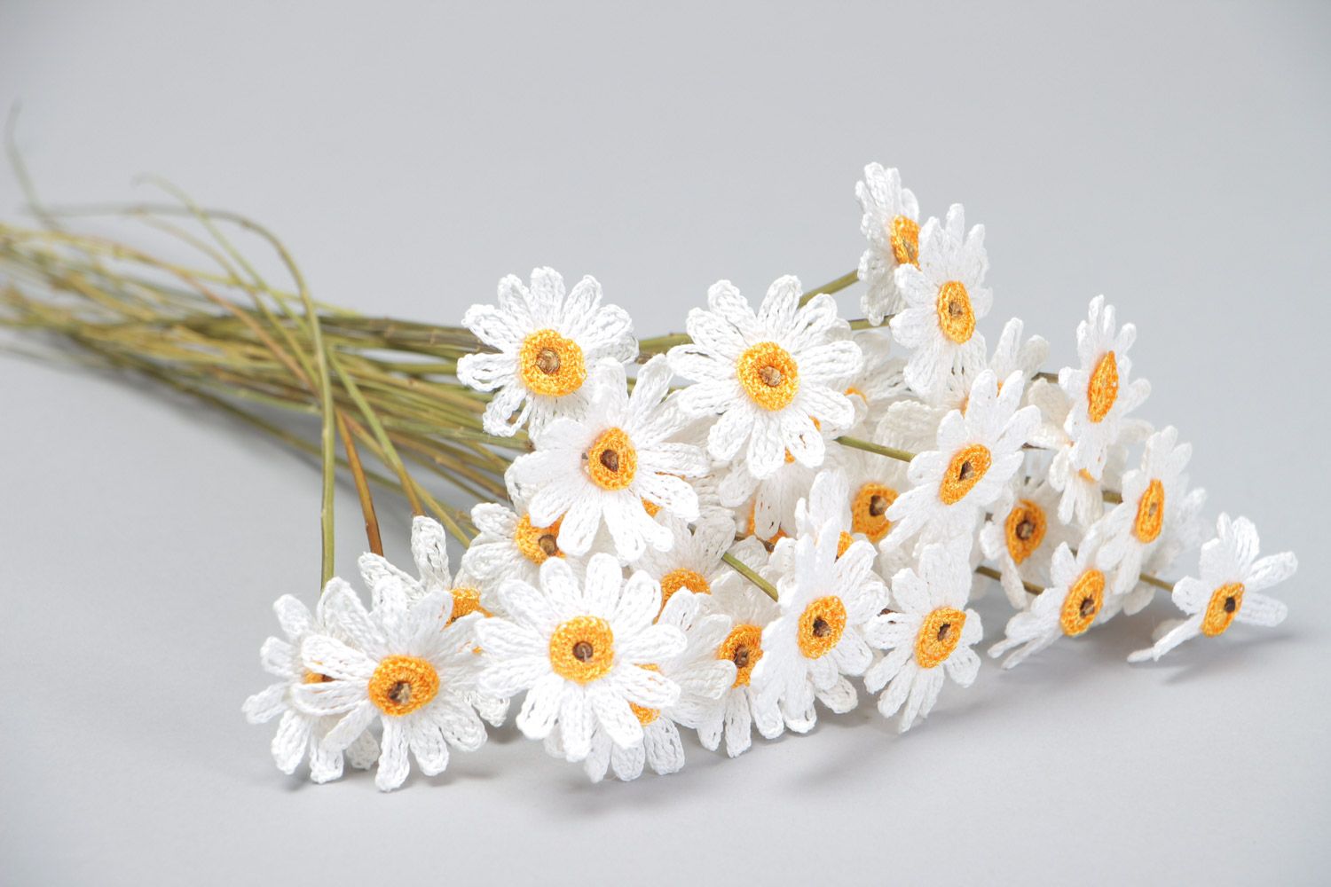 Букет цветов вязаных крючком из хлопчатобумажных ниток Ромашки хэнд мэйд 35 штук фото 3