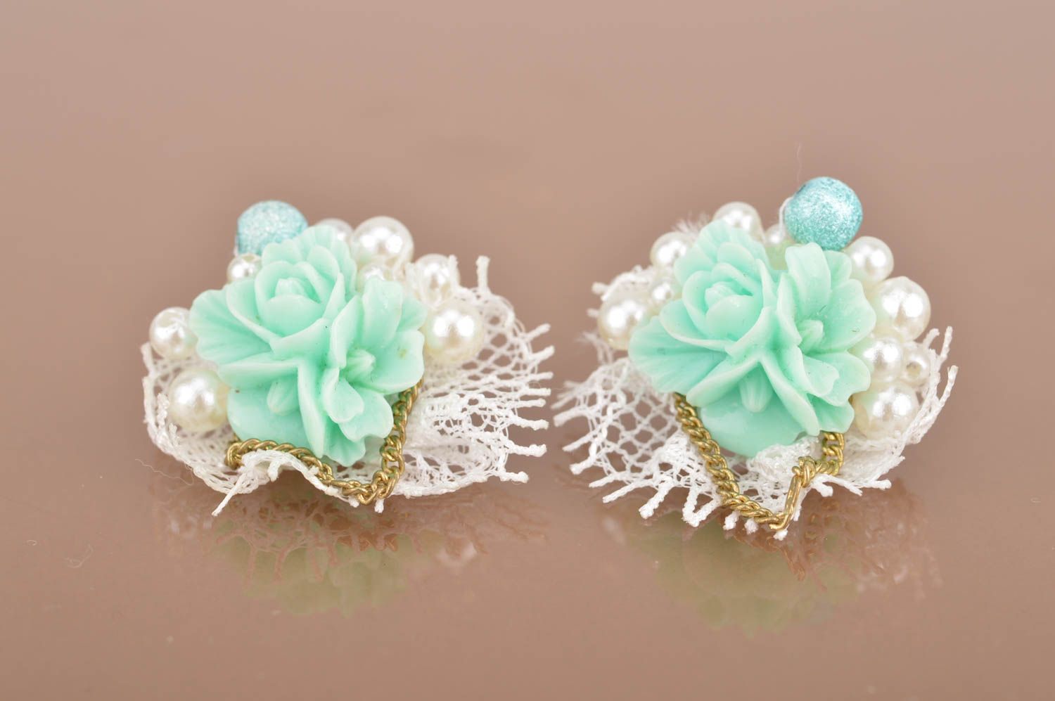 Petites boucles d'oreilles puces bleu blanc faites main avec dentelle et fleurs photo 2
