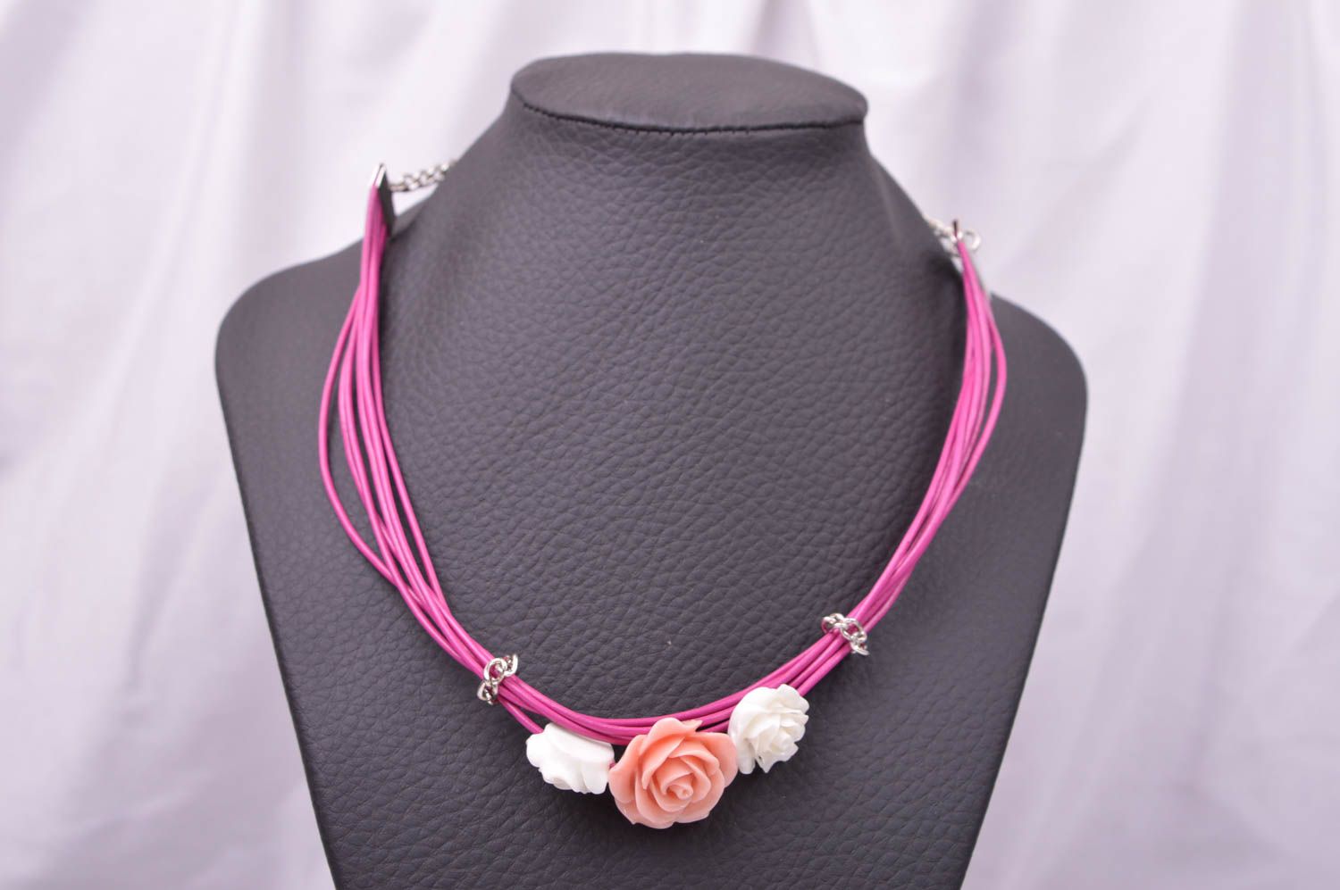 Collar artesanal rosado con tres rosas bisutería fina accesorio femenino foto 1