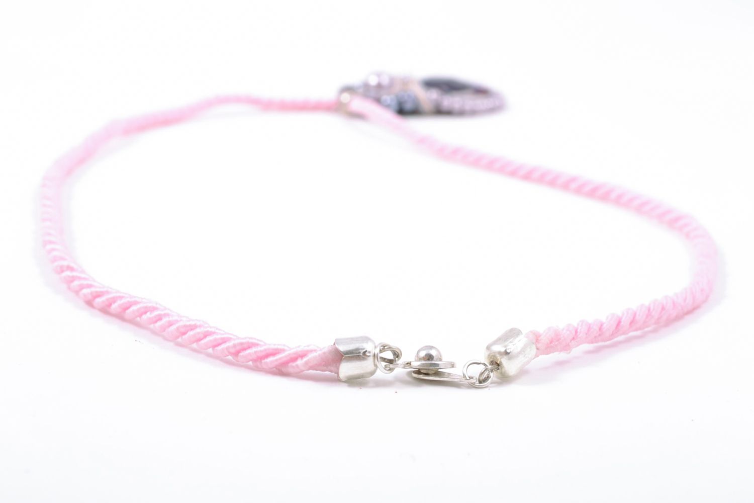 Pendentif soutache rose pastel en fils spéciaux fait main avec perles fantaisie photo 6