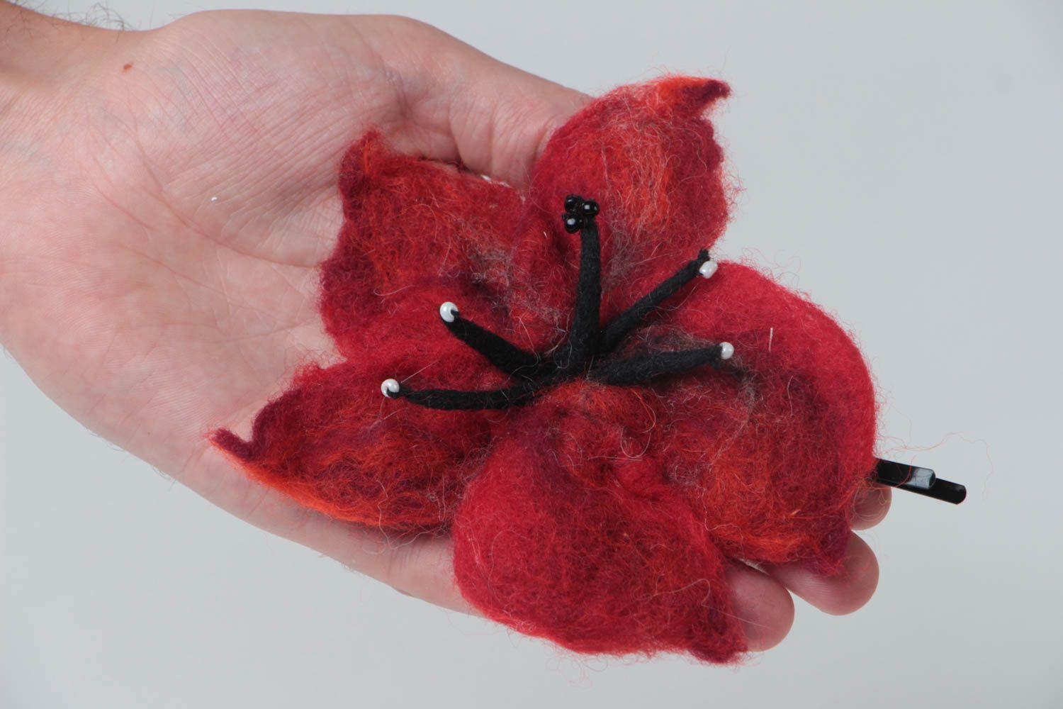 Barrette fleur rouge faite main Pince cheveux en laine feutrée Accessoire femme photo 5