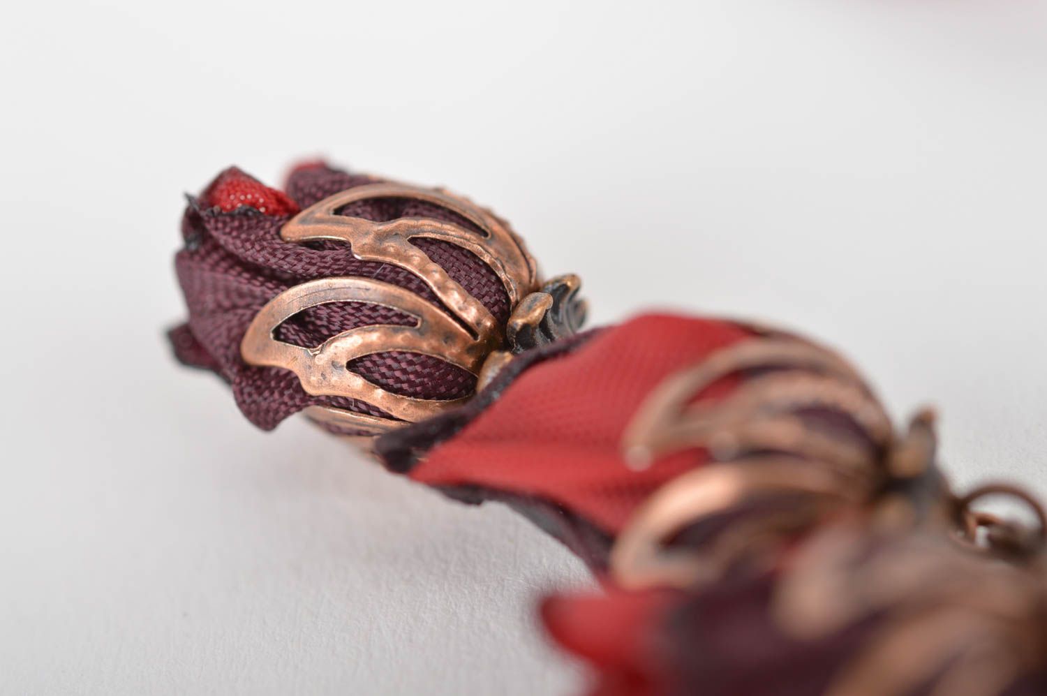 Серьги в виде цветов из шифона бордовые ручной работы с подвесками авторские фото 3