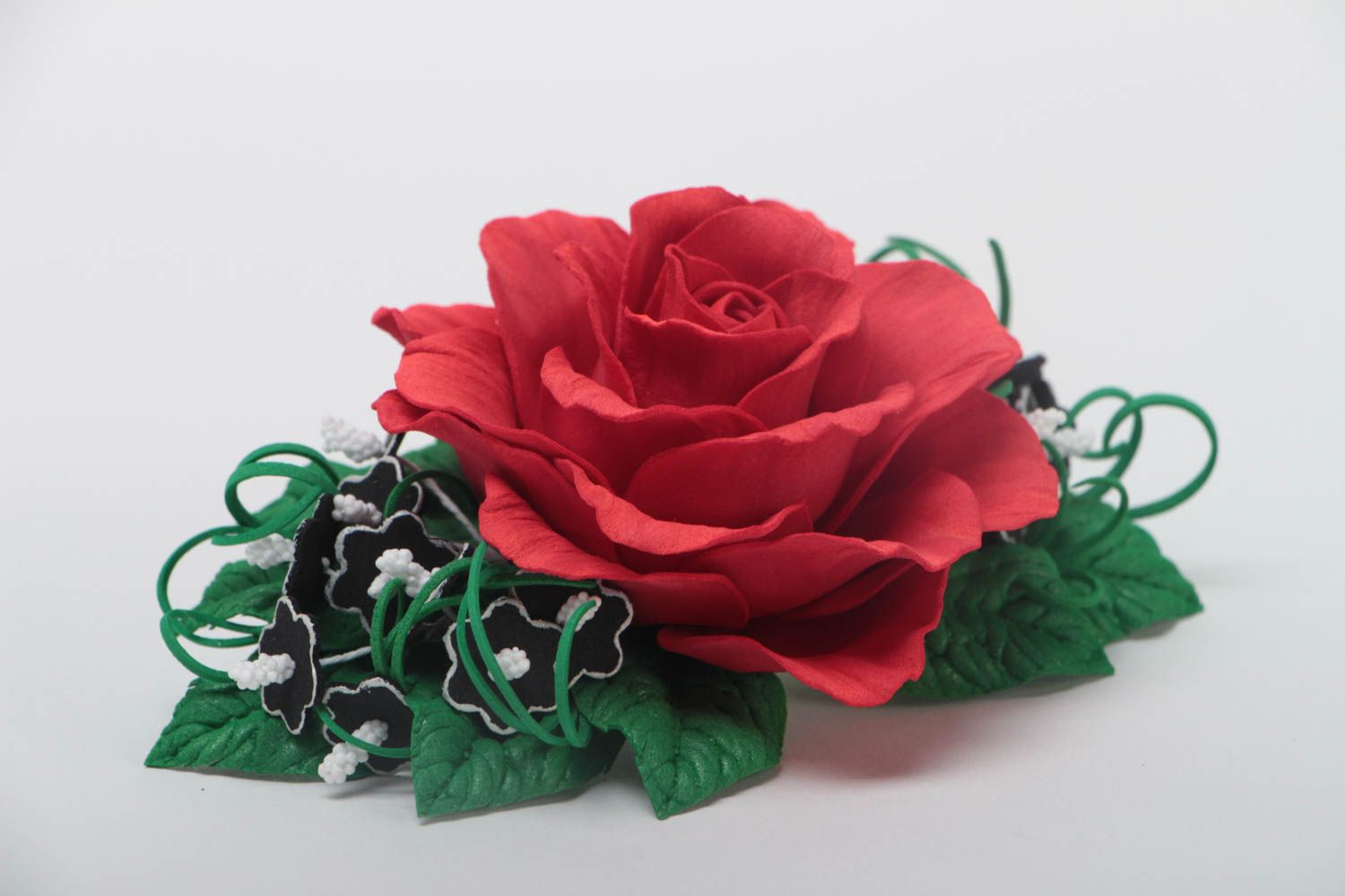 Заколка из фоамирана ручной работы красивая красная роза с листьями авторская фото 3