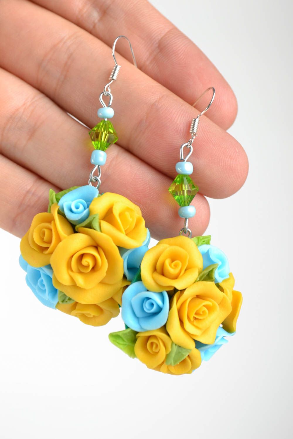 Красивые серьги с розами из полимерной глины желтые с голубым ручной работы фото 5