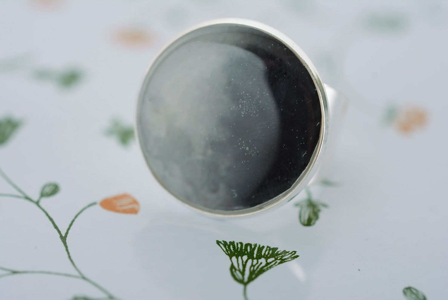 Metallischer runder schwarzer handgemachter Ring aus Epoxidharz mit Blütenblatt foto 4