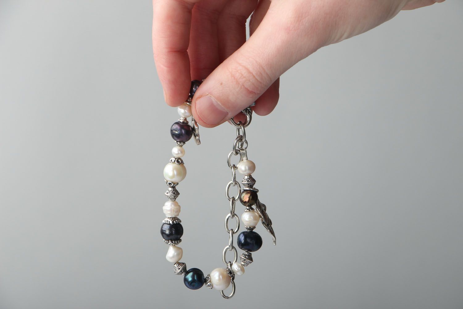 Bracciale con perle fatto a mano bigiotteria originale accessorio da donna foto 4
