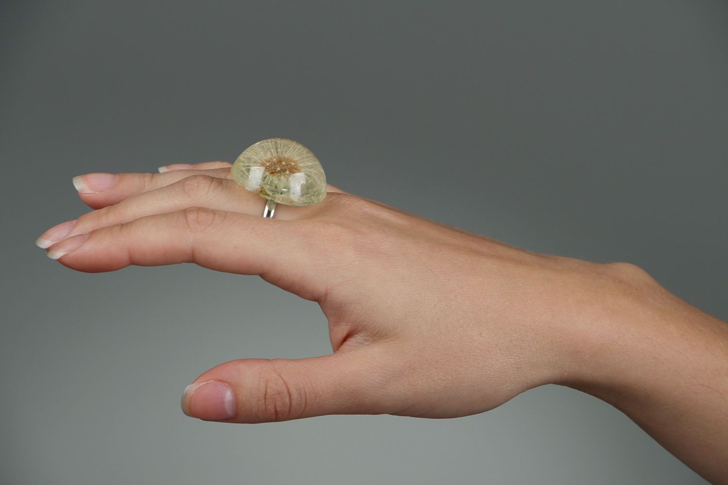 Кольцо из одуванчика, покрытого эпоксидной смолой фото 4