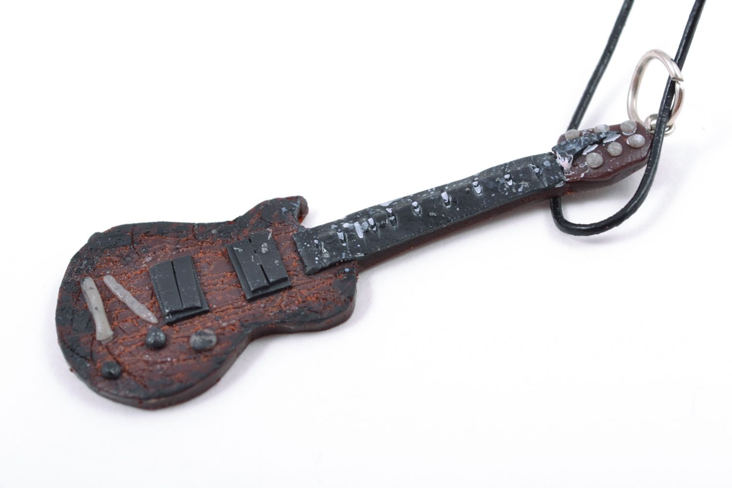 Подвеска из полимерной глины в виде гитары на шнурке фото 3