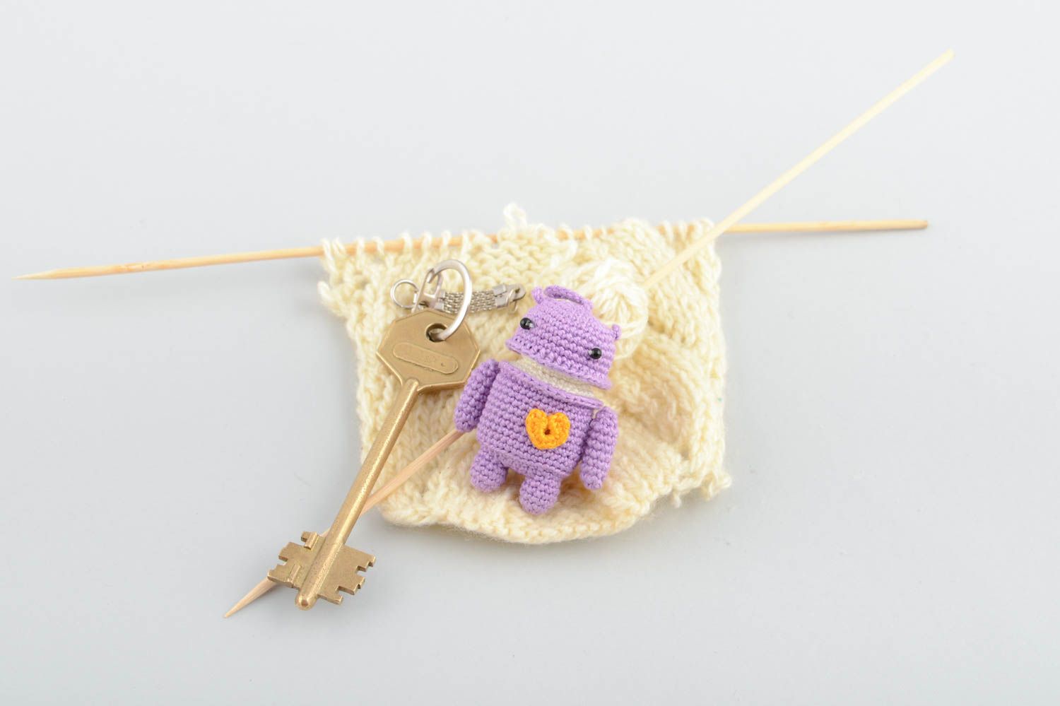 Porte-clés jouet tricoté lilas fait main accessoire cadeau pour enfant photo 1