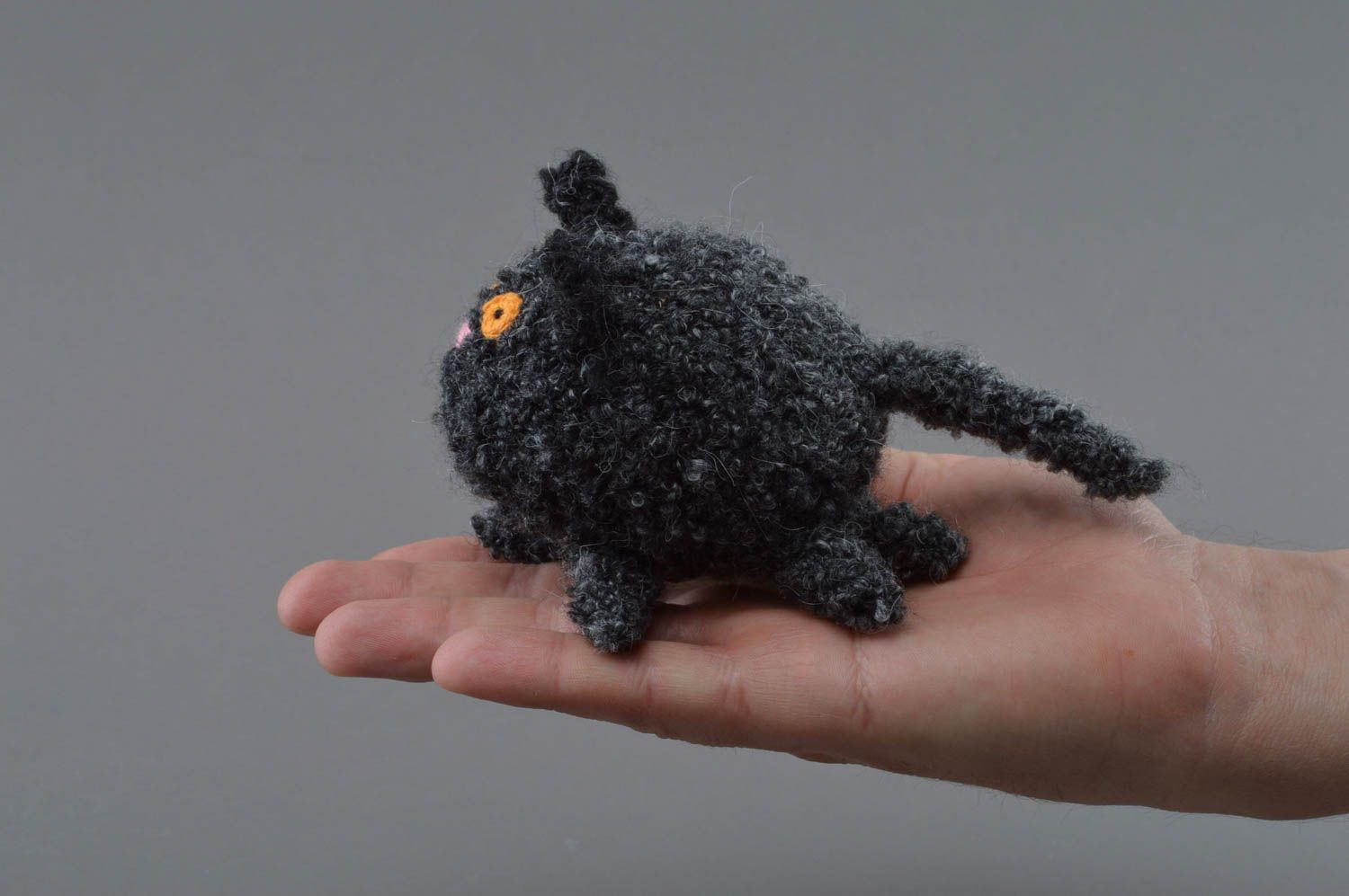 Jouet tricoté au crochet original fait main petit pour enfant Chat noir photo 4