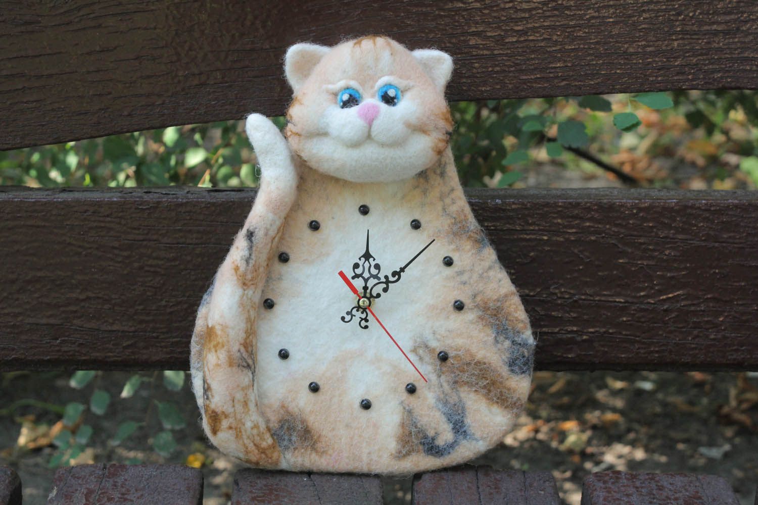 Relógio de parede artesanal na forma de um gato feito de lã natural Gato foto 1