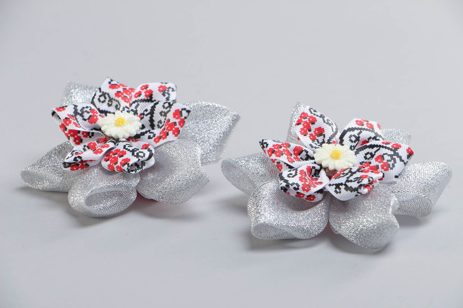 Set d'élastiques à cheveux faits main fleurs en rubans 2 pièces couleur grise photo 3