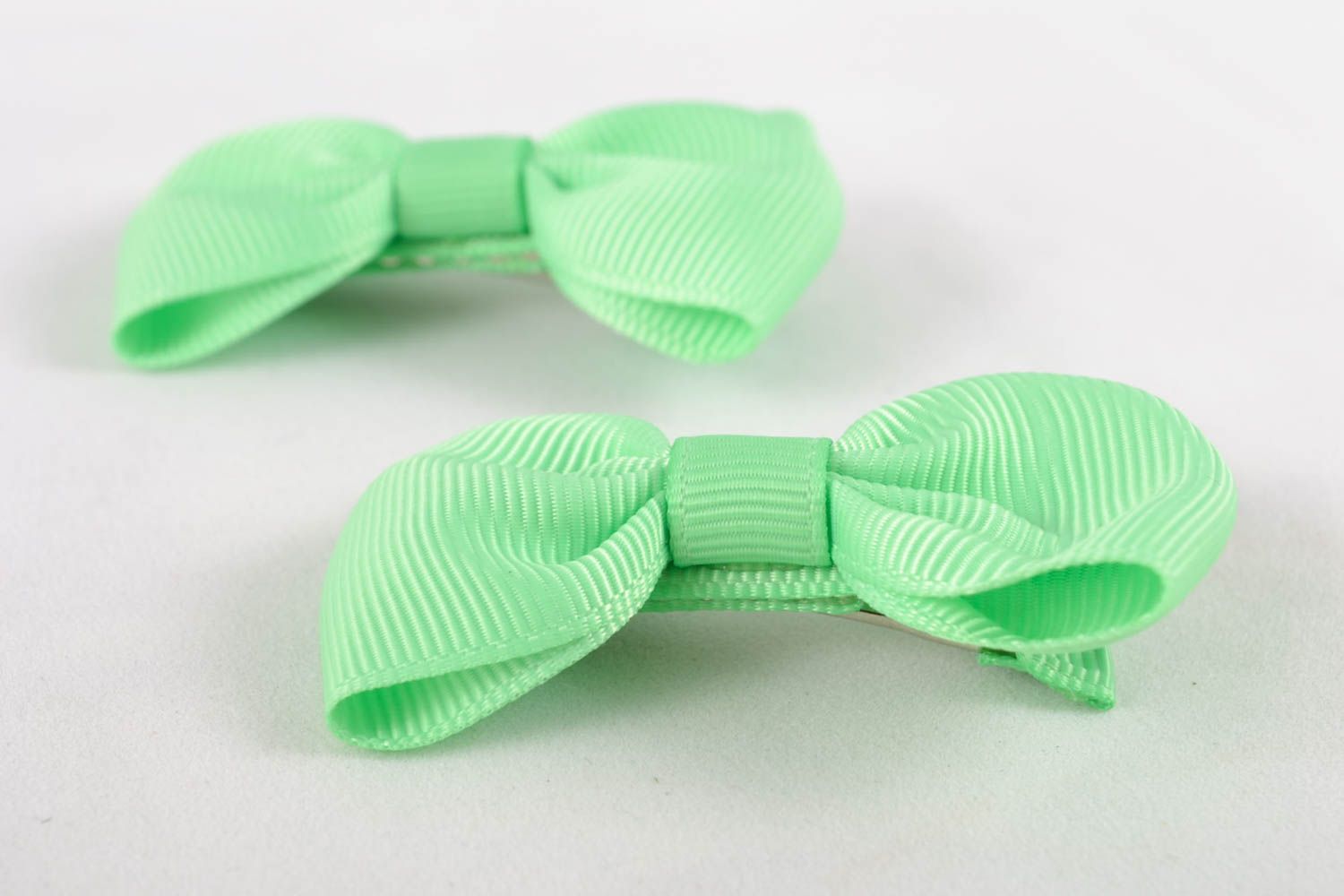 Bow hair clips of mint color photo 3