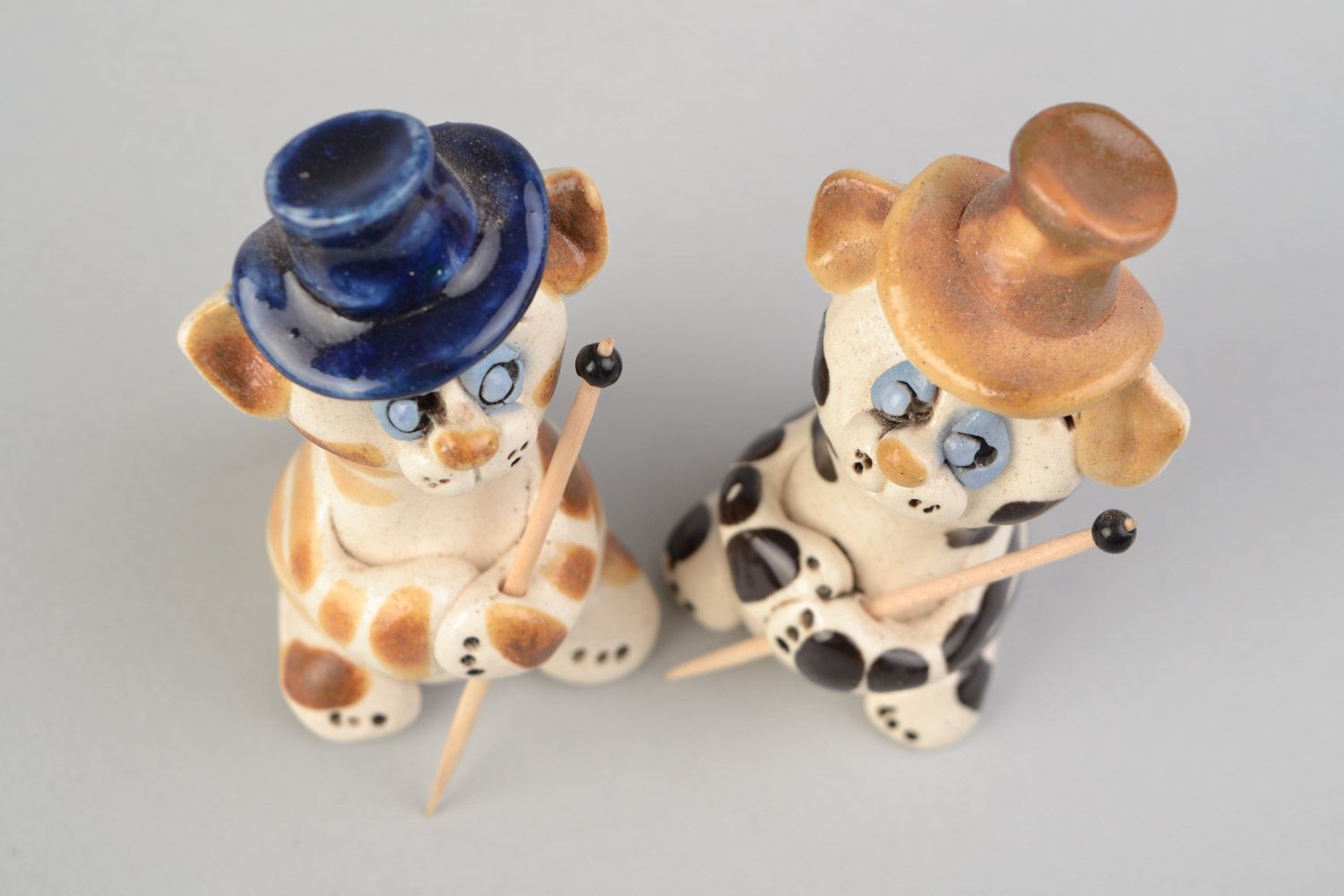 Set of cute handmade animal figures cats in top hats 2 pieces hand-painted with glaze photo 3