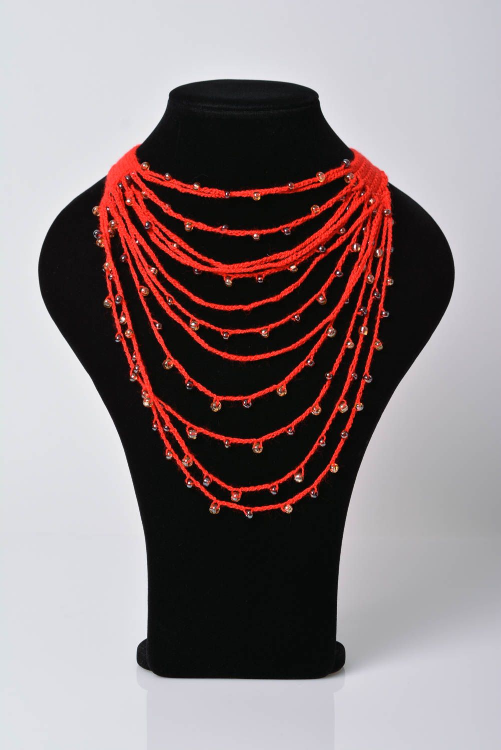Collar tejido a crochet de hilos acrílicos y abalorios de color rojo artesanal foto 1