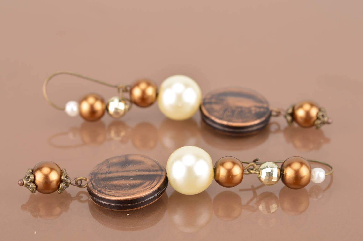 Schöne originelle lange Ohrringe aus Perlen in Braun handmade Schmuck für Frauen foto 5
