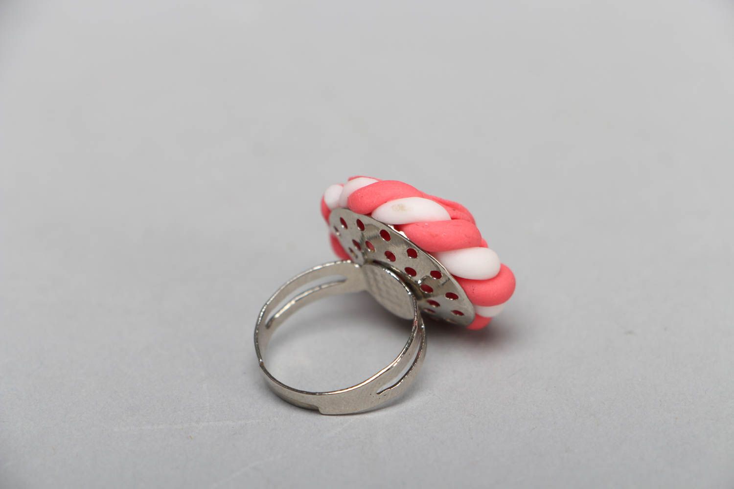 Очаровательное кольцо из полимерной глины в виде розочки фото 2