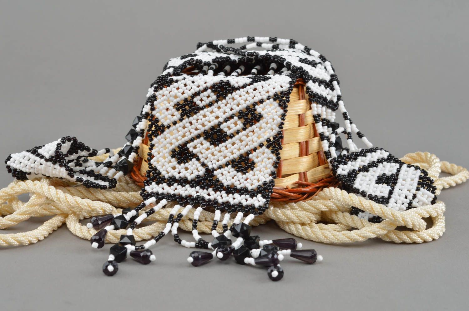 Accessoire ethnique collier en perles de rocaille noir blanc fait main design photo 1