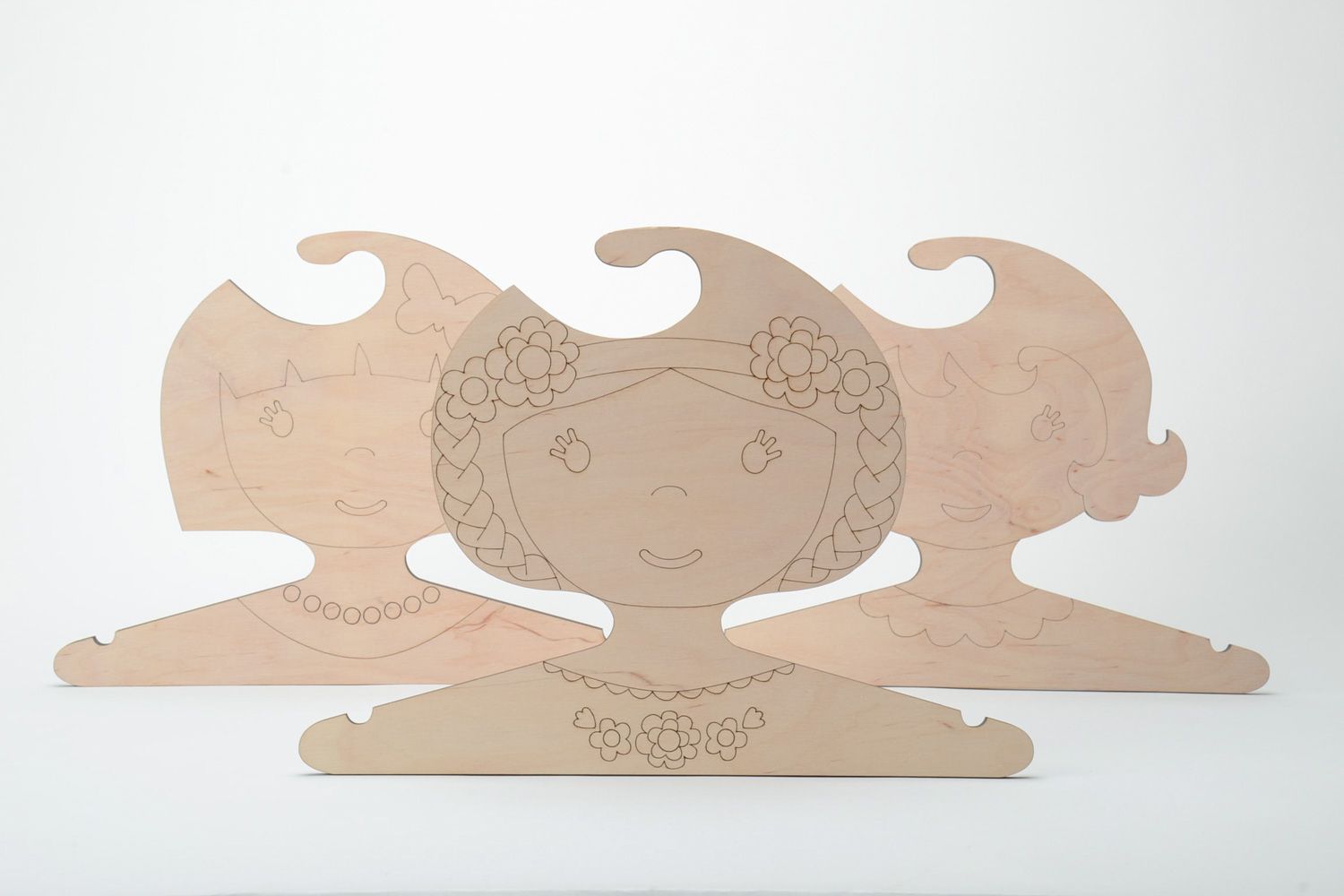 Cintres en bois pour enfant 3 pièces faits main en contreplaqué originaux photo 2