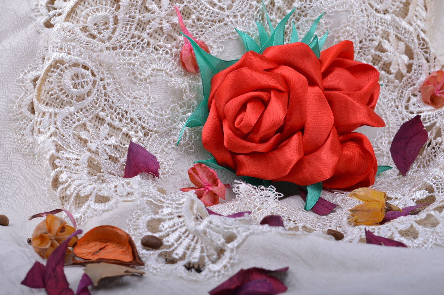 Брошь цветок из ткани роза красная красивая объемная для женщин ручная работа  фото 1