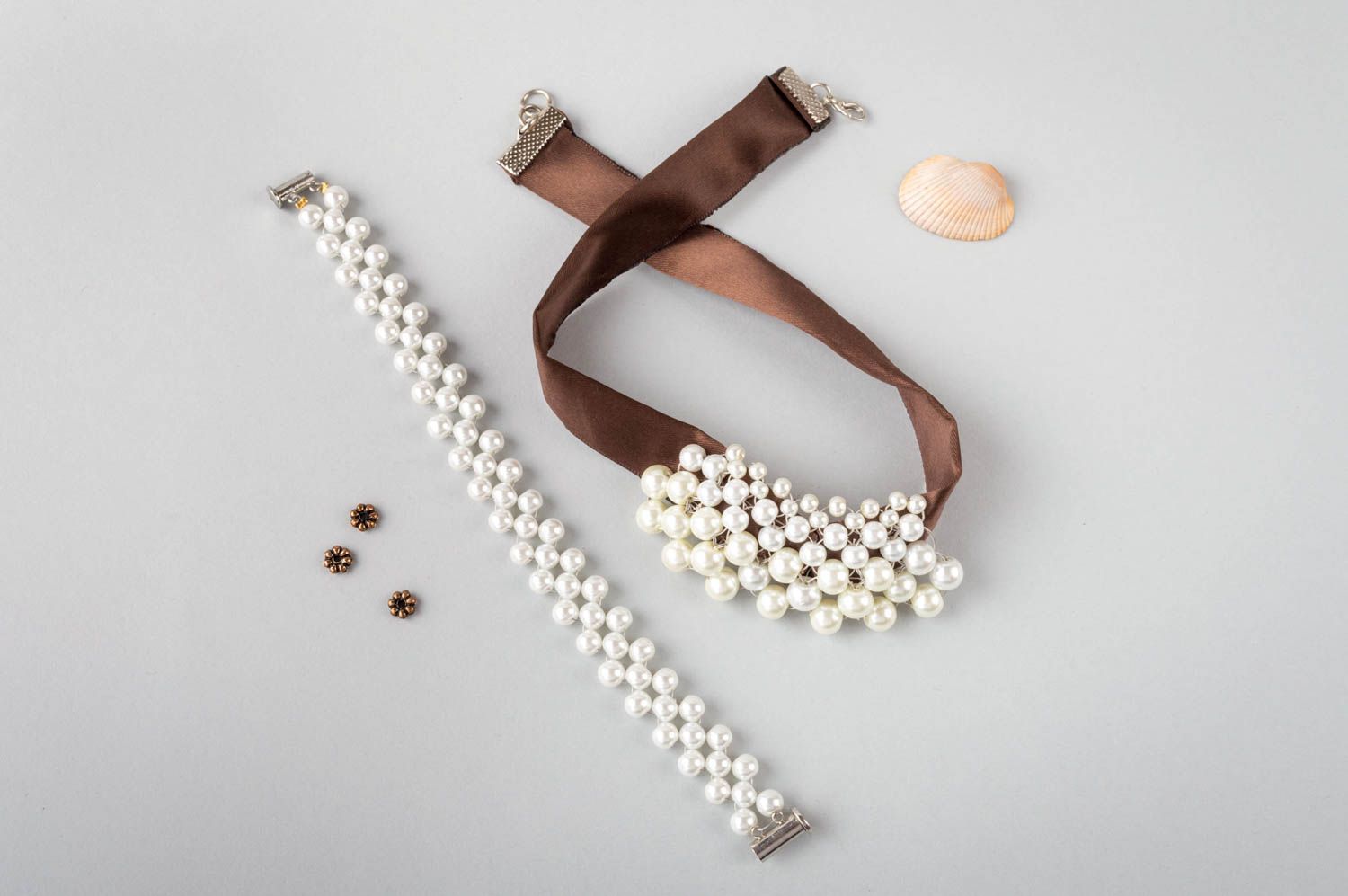 Parure collier et bracelet faits main en perles d'imitation et satin élégants photo 1