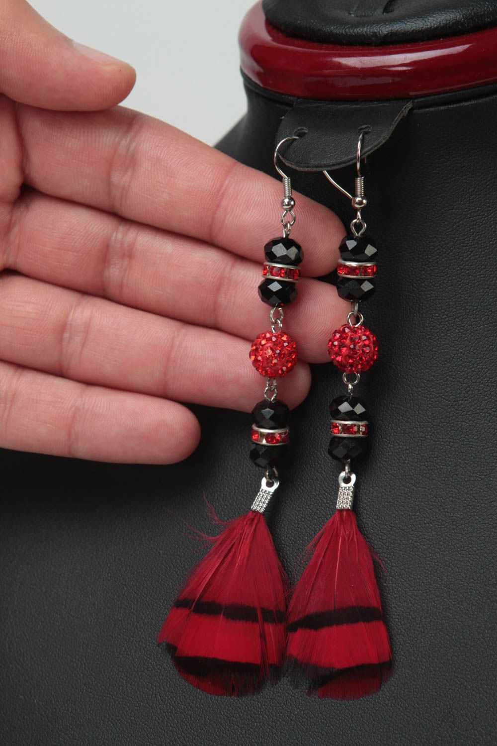 Ohrringe für Damen Schmuck mit Federn Damen Ohrringe rot grell Handmade Ohrringe foto 5