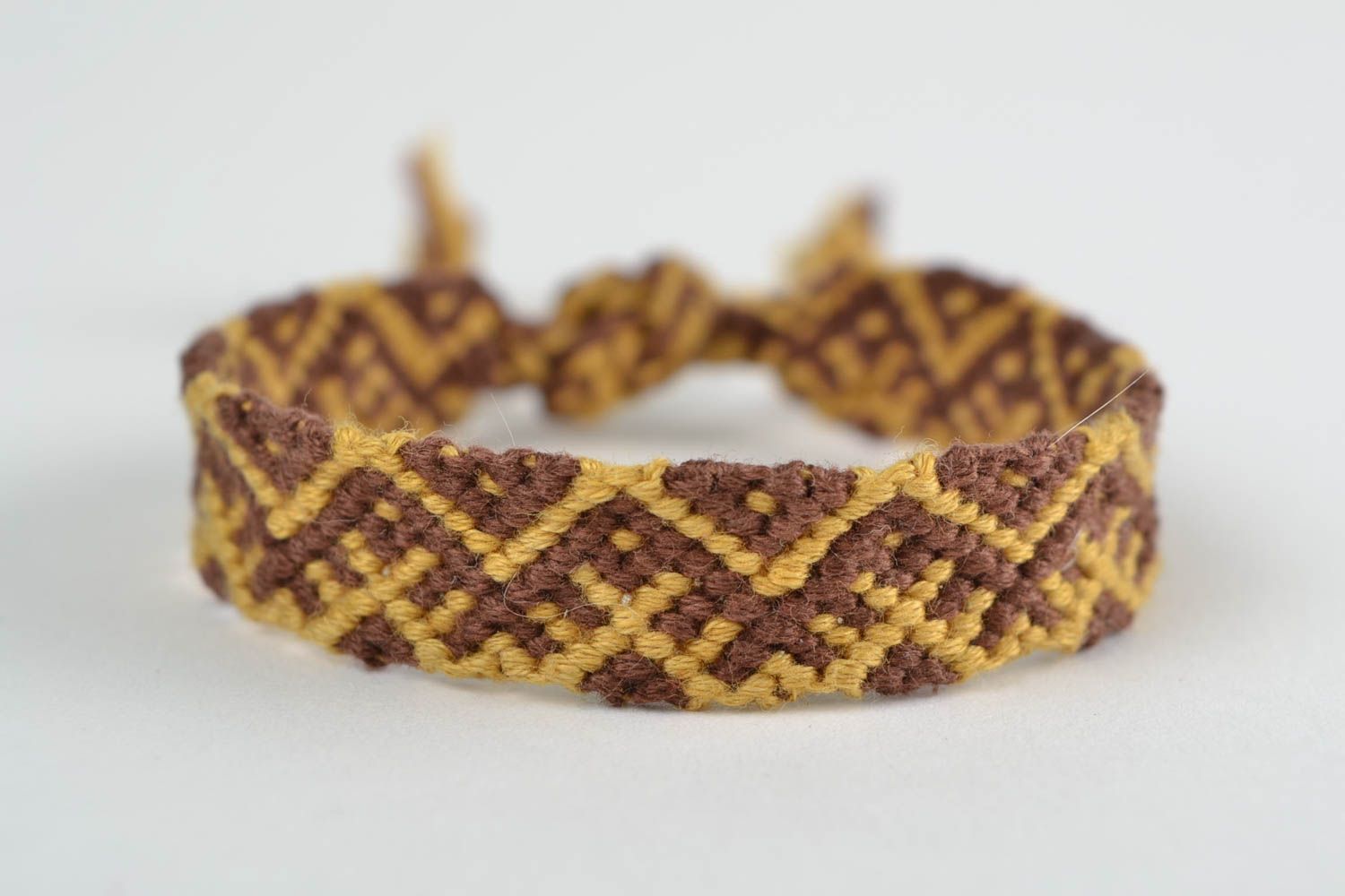 Bracelet en macramé de fils moulinés fait main brun jaune original à motif photo 3