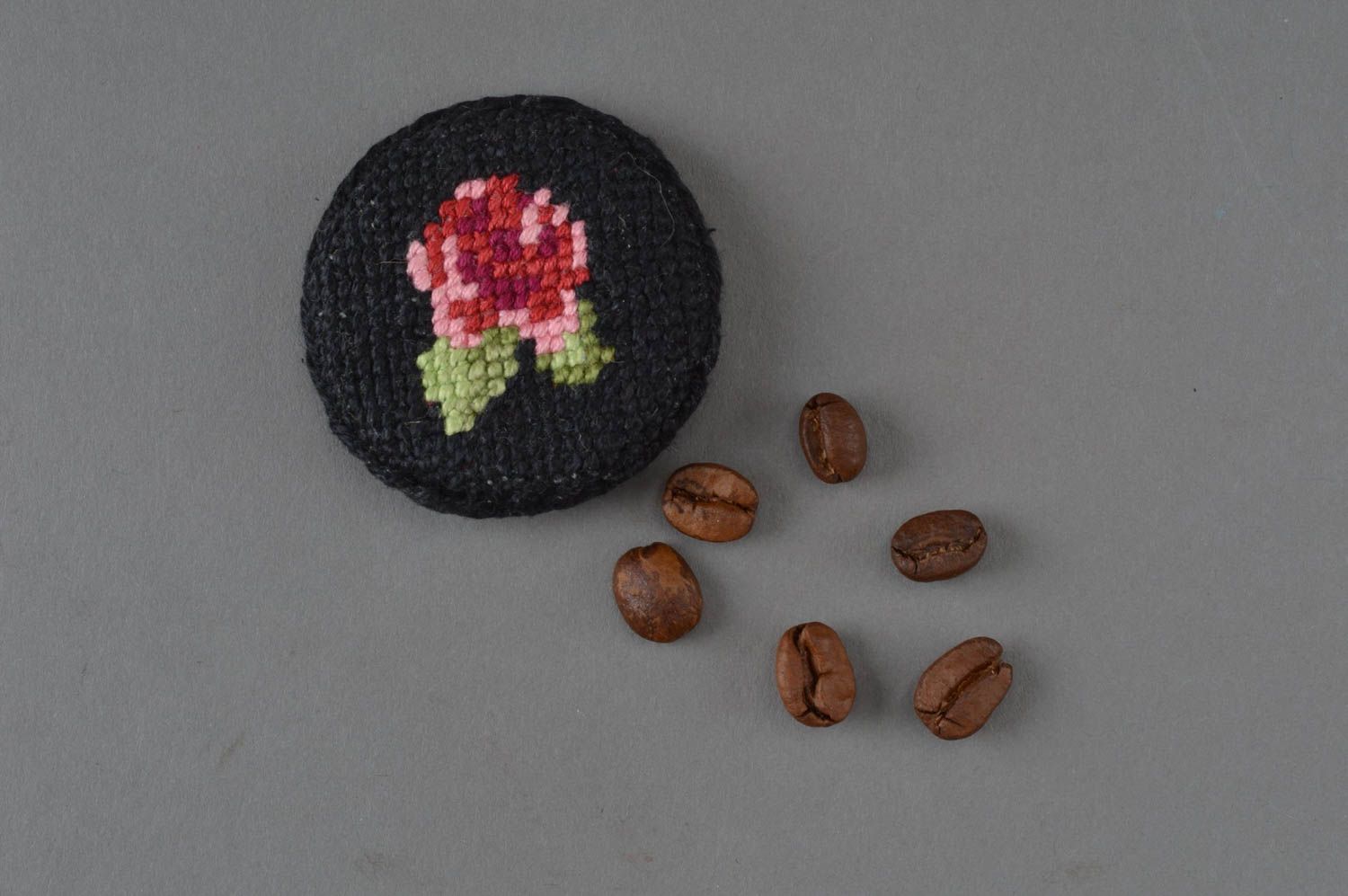 Брошь с вышивкой крестиком по канве круглая женская ручной работы Роза на черном фото 1