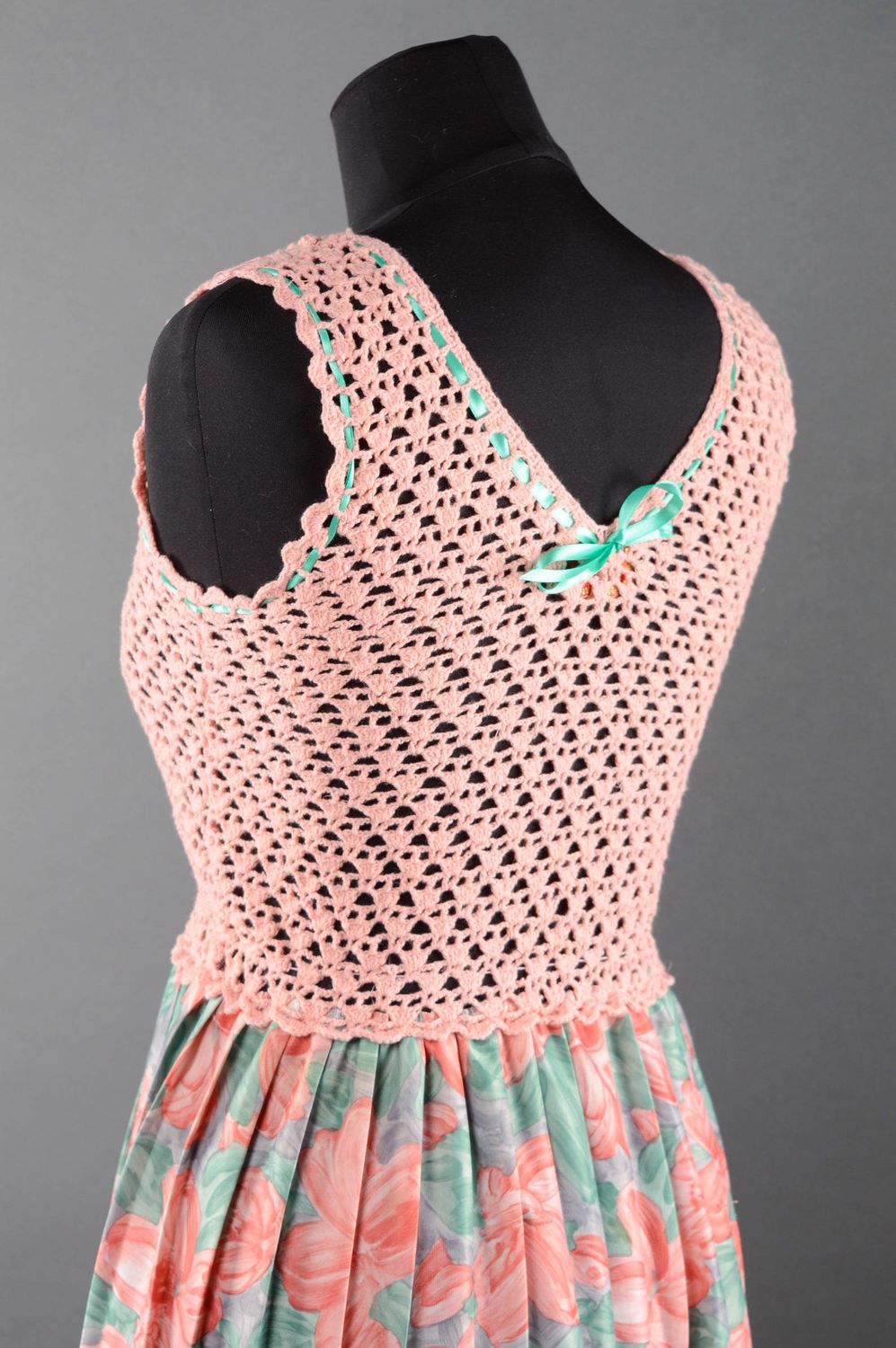 Платье вязаное крючком средней длины розовое фото 2