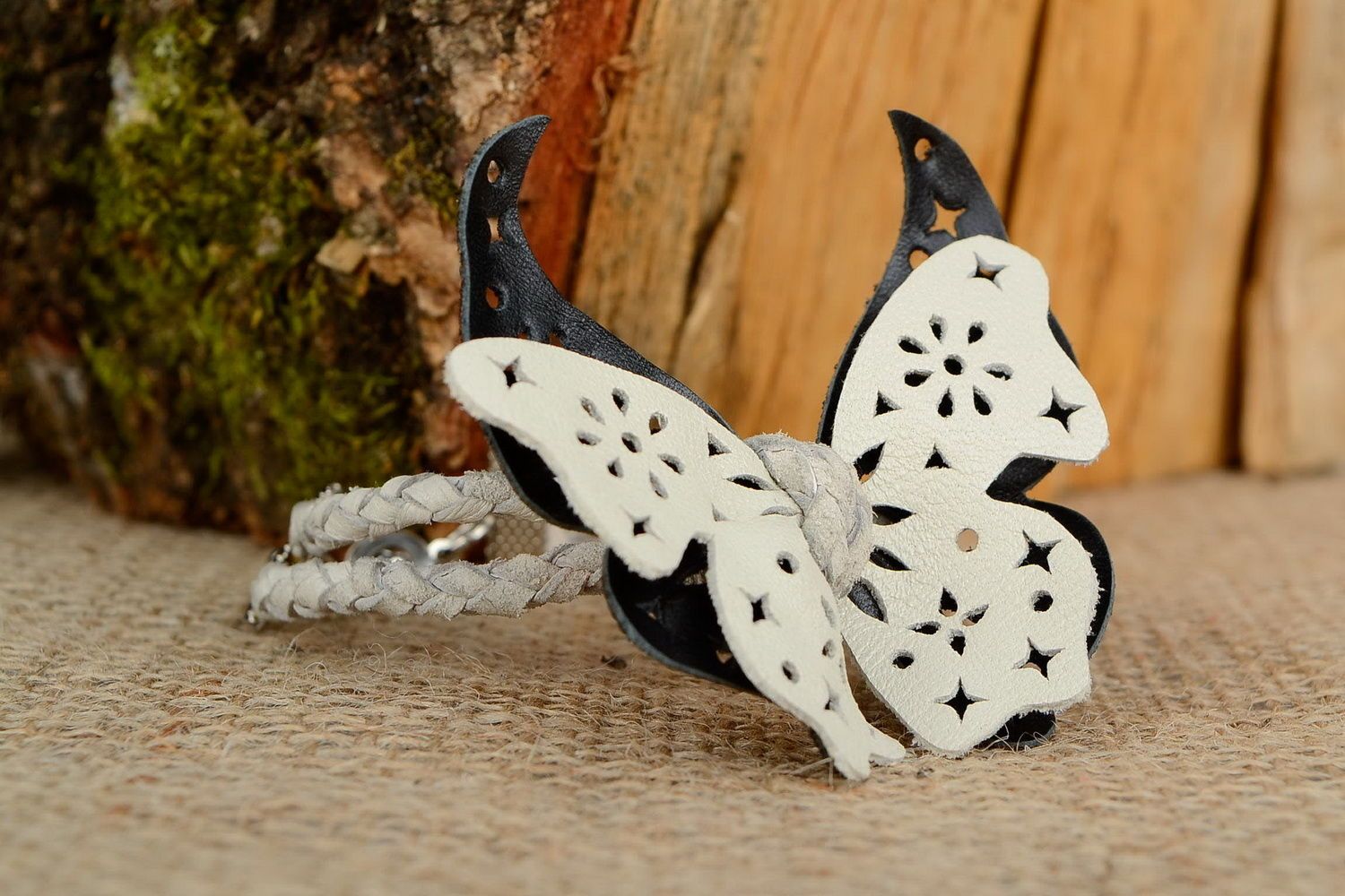 Bracelet papillon en cuir blanc et noir photo 1